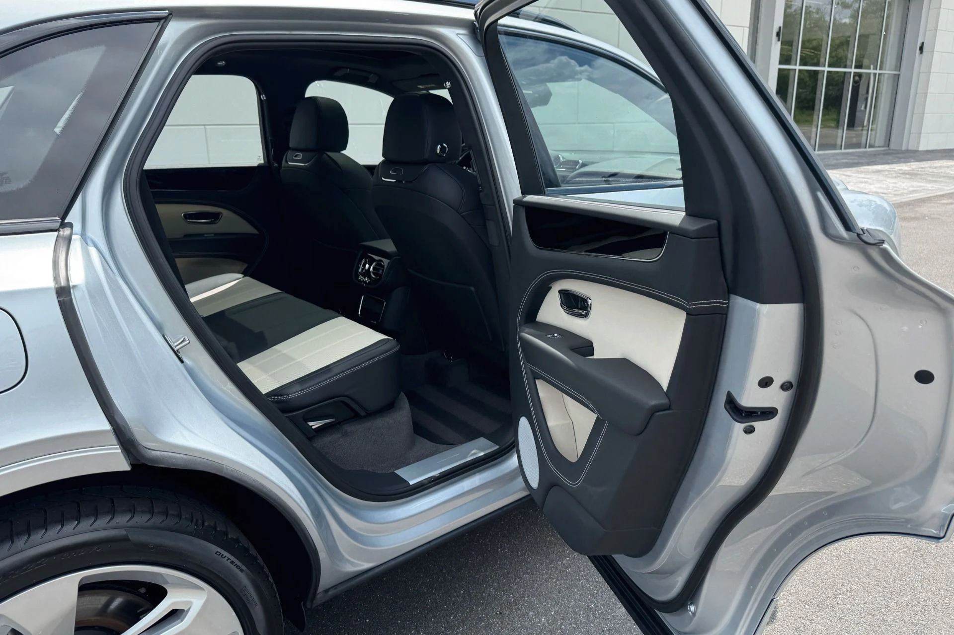 mph019_3315876928_New_2025_Bentley_Bentayga_V8_1771244700_7f748a58ee