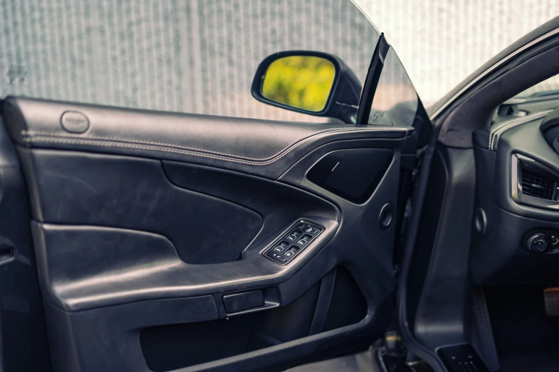 mph019_3325302334_Used_2014_Aston_Martin_Vanquish_Carbon_Exterior_Package_1783984882_5ba0f365db