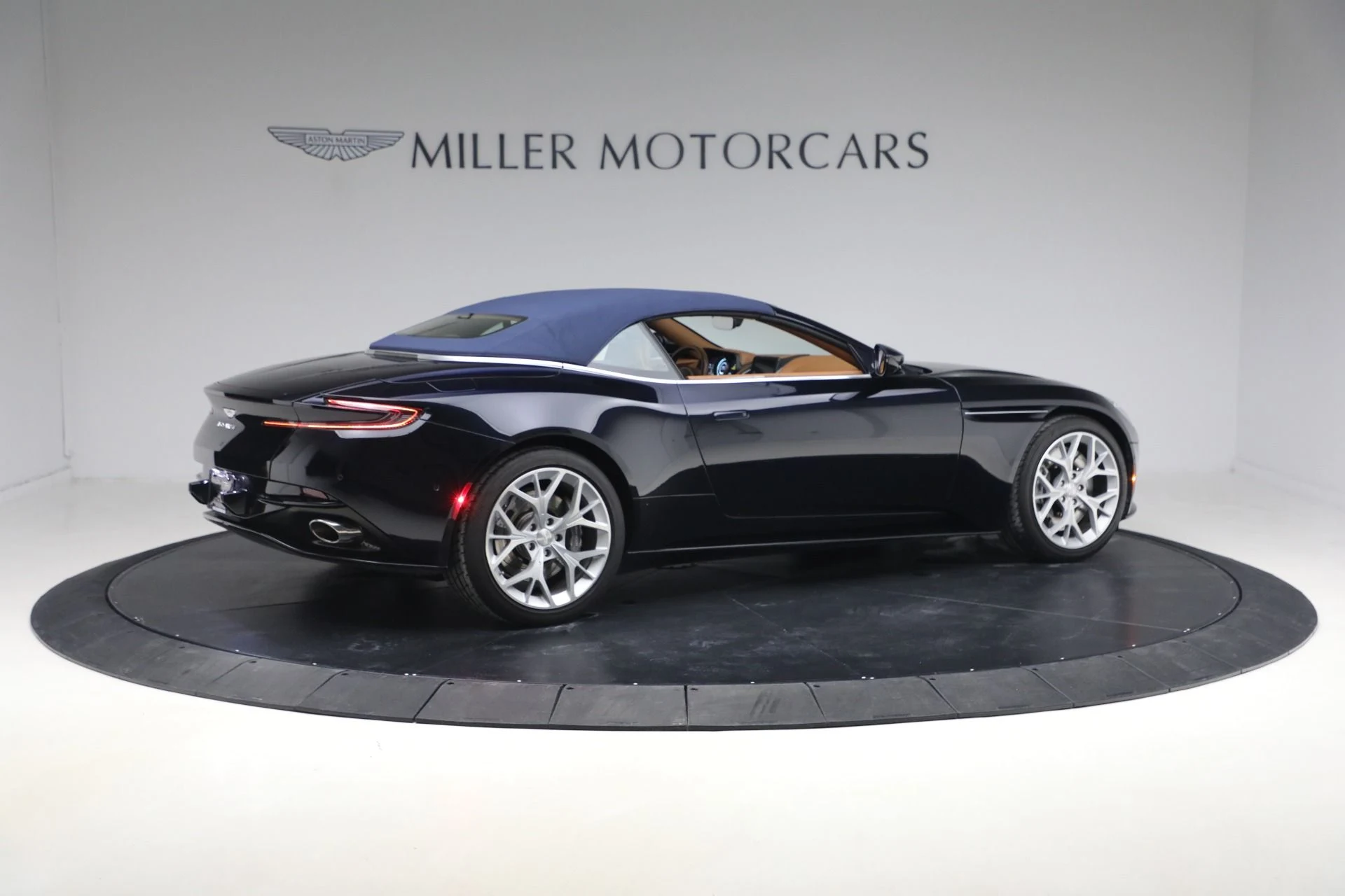 mph019_332956678_Used_2019_Aston_Martin_DB_11_Volante_1770764888_6d77884c36