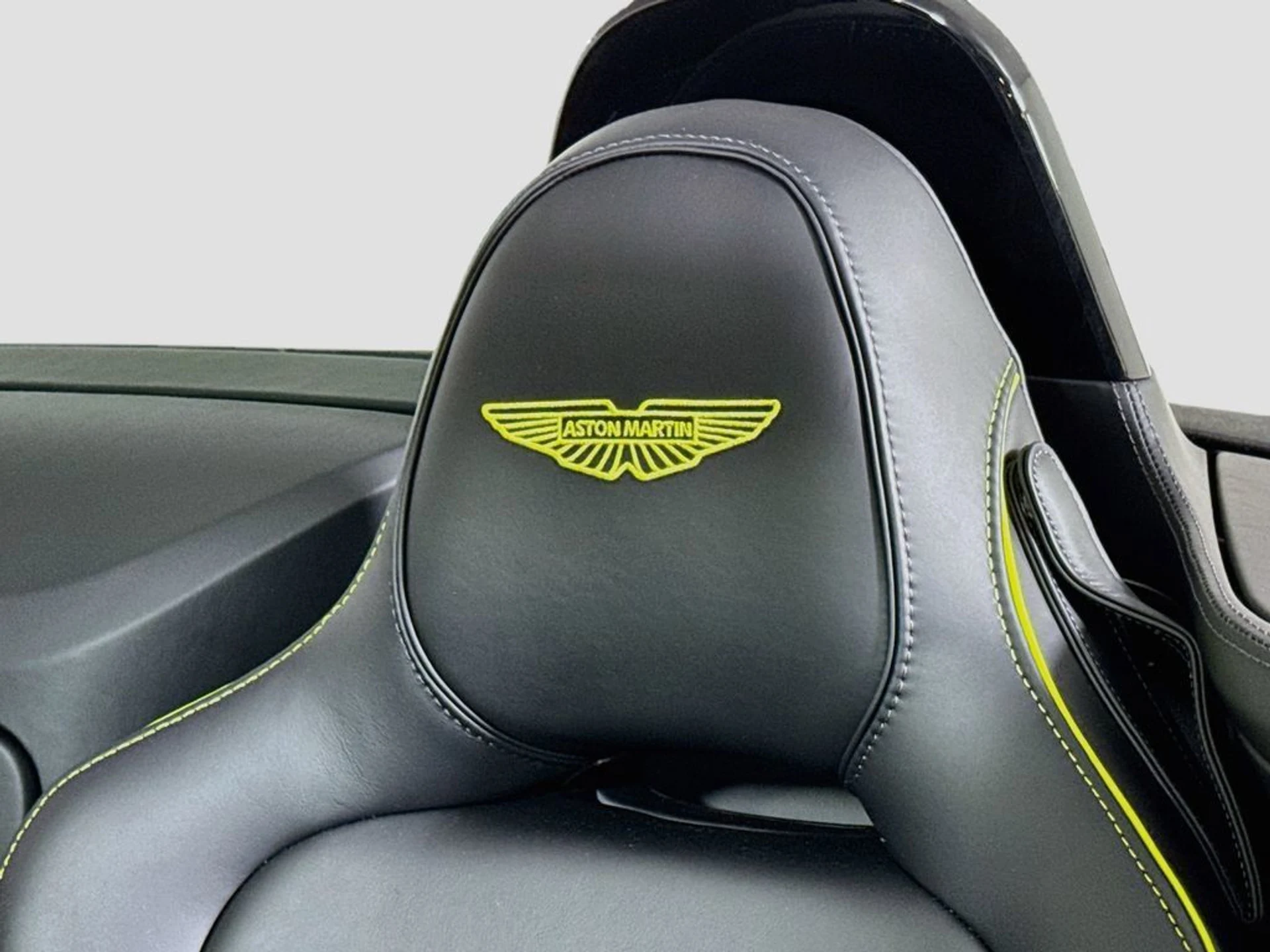 mph019_3350532106_new_2026_aston_martin_vantage_sroadster_11350_23059247_20_1024_f59585243d