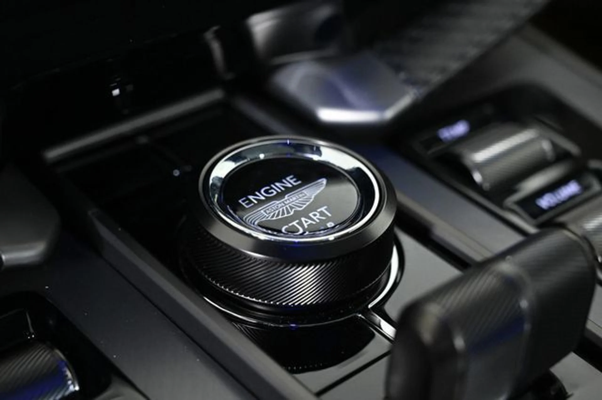 mph019_3354582881_new_2025_aston_martin_vanquish_coupe_11350_22897480_19_640_850b1907d9