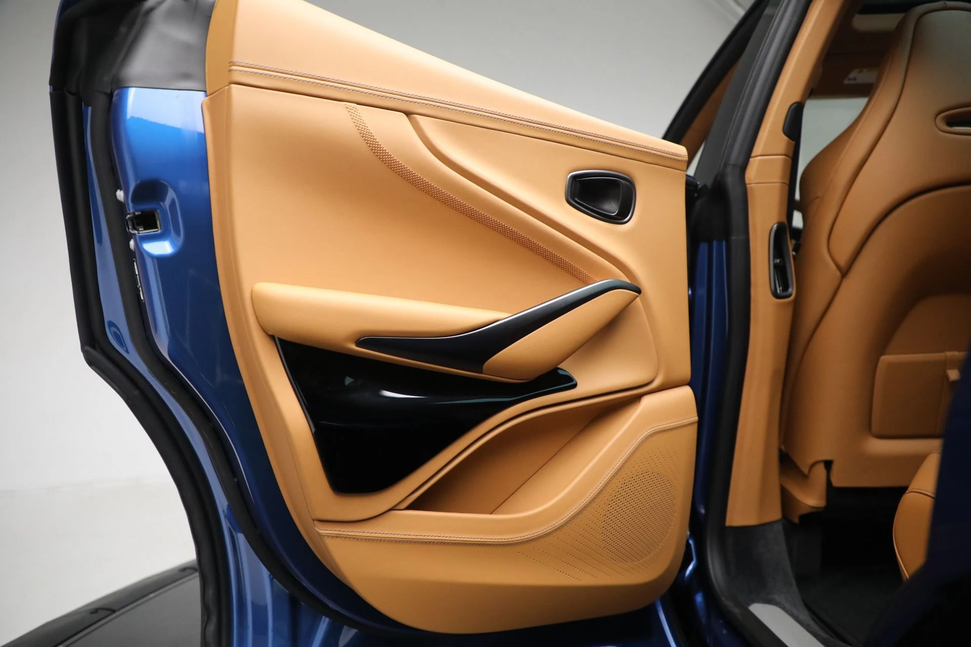 mph019_3397479630_New_2025_Aston_Martin_DBX_707_67f45f93f3