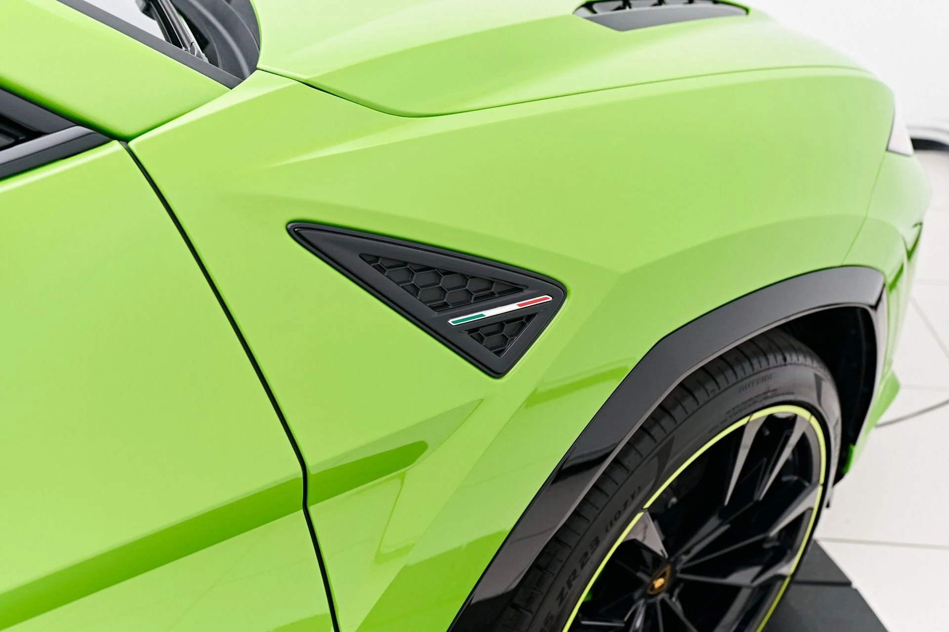 mph019_3406194169_Used_2023_Lamborghini_Urus_S_1692657144_acbe8acb6a