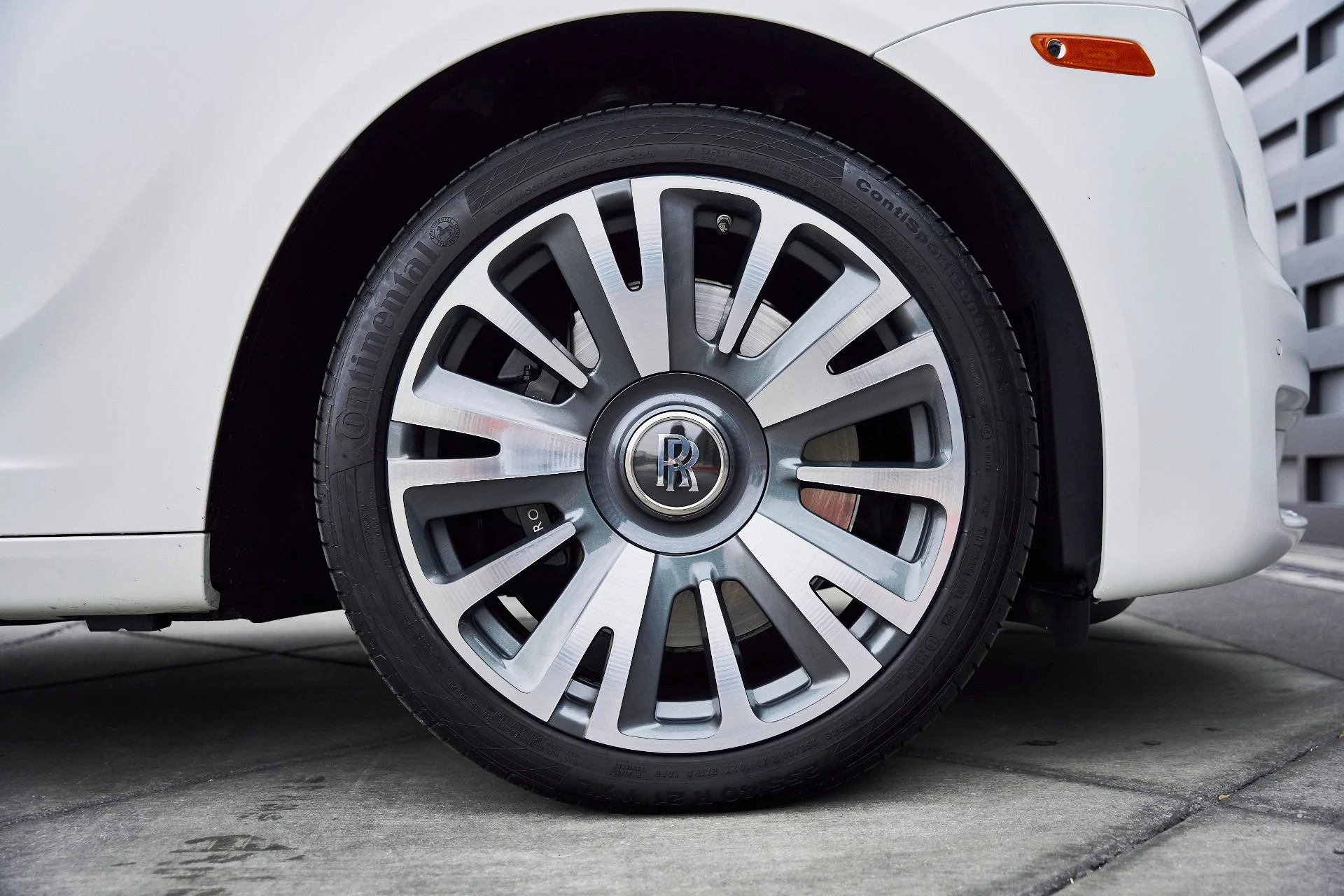 mph019_3421316879_Used_2019_Rolls_Royce_Ghost_Base_1767224257_ca03a168b6