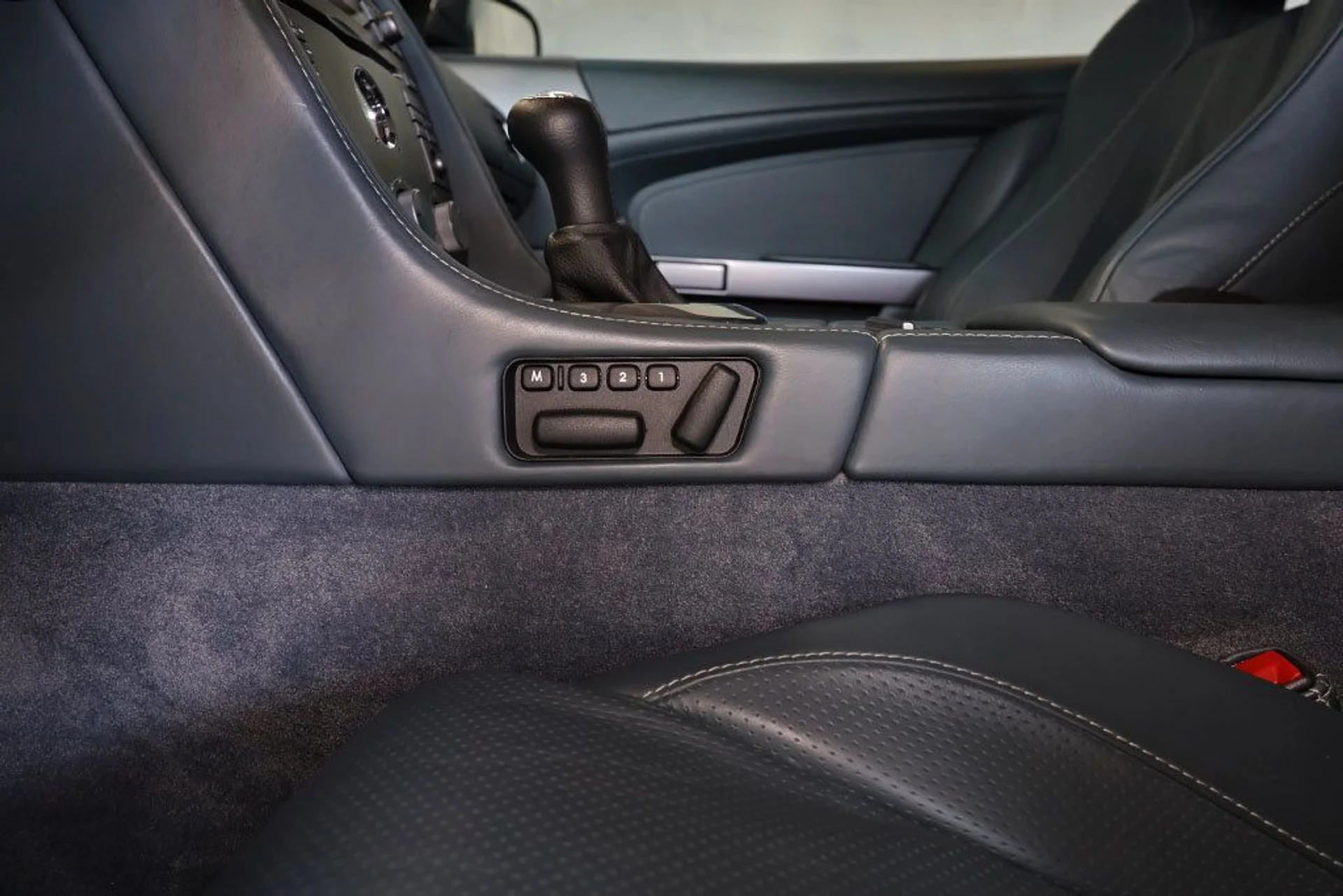 mph019_3422525175_used_2007_aston_martin_db9_2drcoupemanual_9689_21830752_20_1024_8069b138b7