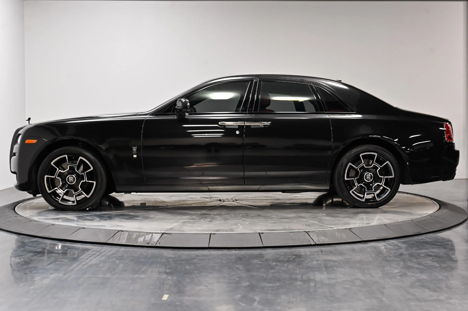 mph019_3431971192_Used_2017_Rolls_Royce_Ghost_Base_1792796263_d9a0140854