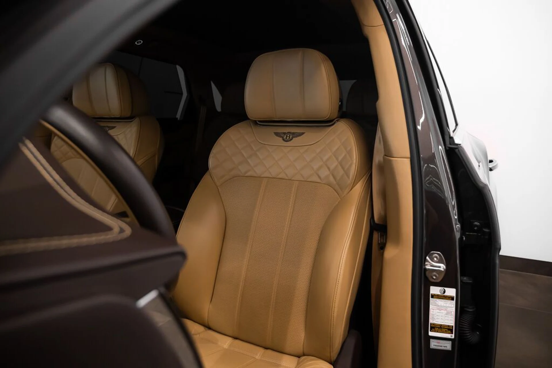 mph019_3475471286_bentley_bentayga_2017_jpg_v_1758918548_8ac3b2ffad