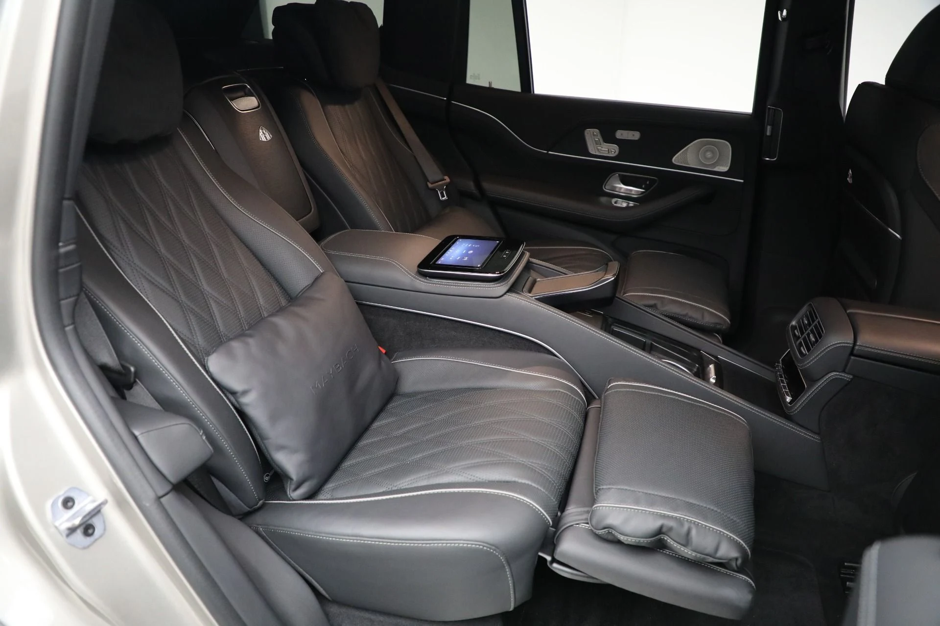 mph019_3502735336_Used_2024_Mercedes_Benz_Maybach_GLS_600_4_MATIC_1763566365_e251dfcdf4