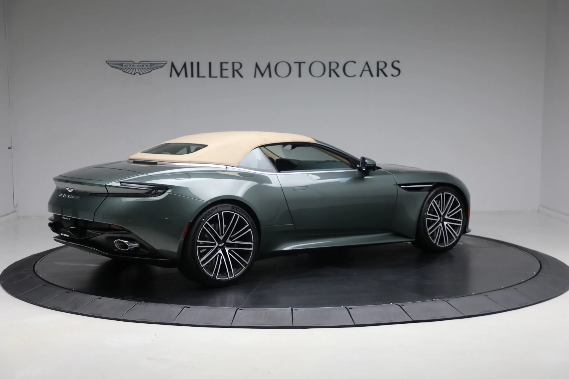 mph019_3529025282_New_2025_Aston_Martin_DB_12_Volante_7c353d50ca