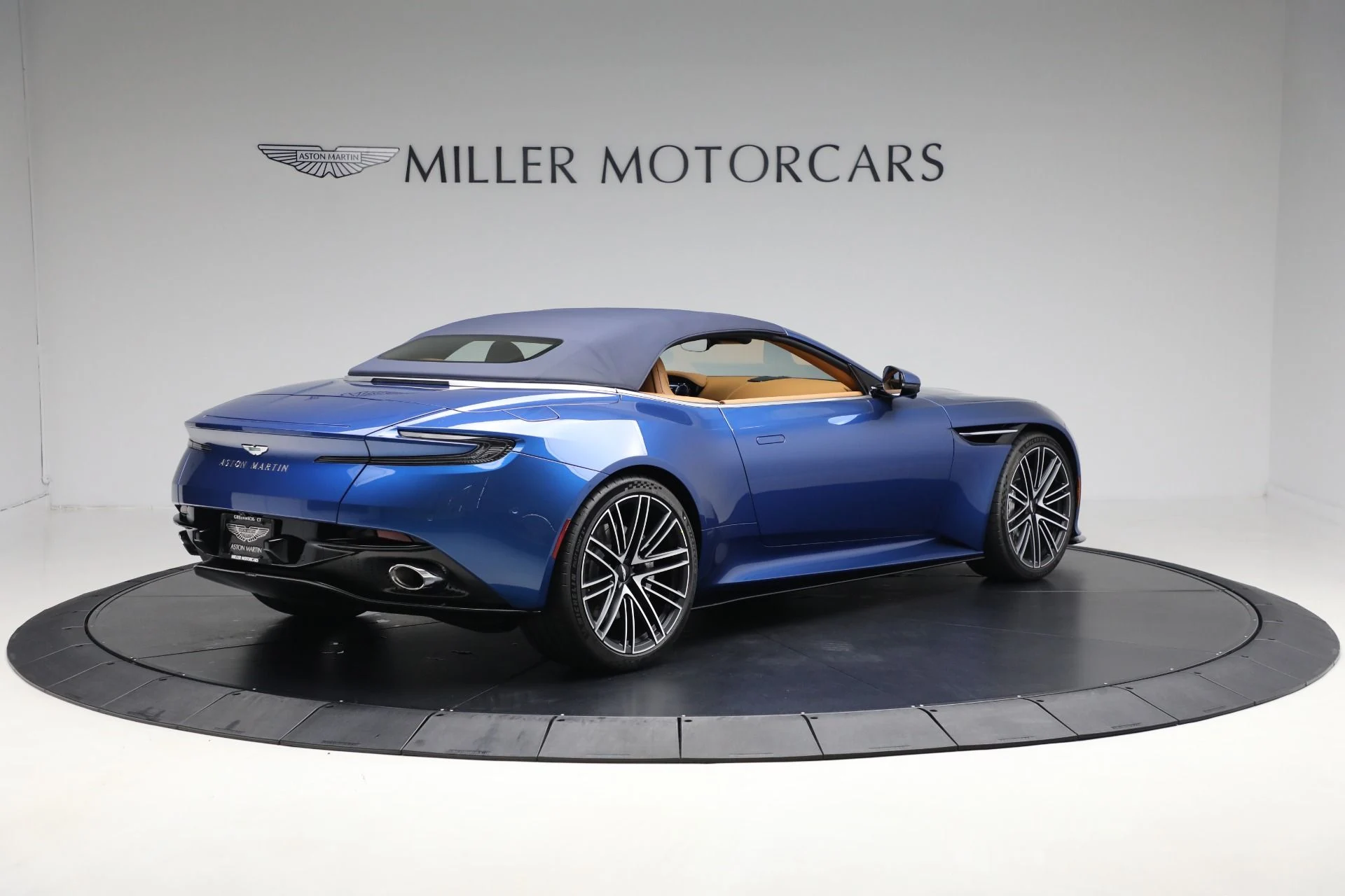 mph019_3530718669_New_2025_Aston_Martin_DB_12_Volante_588f187987