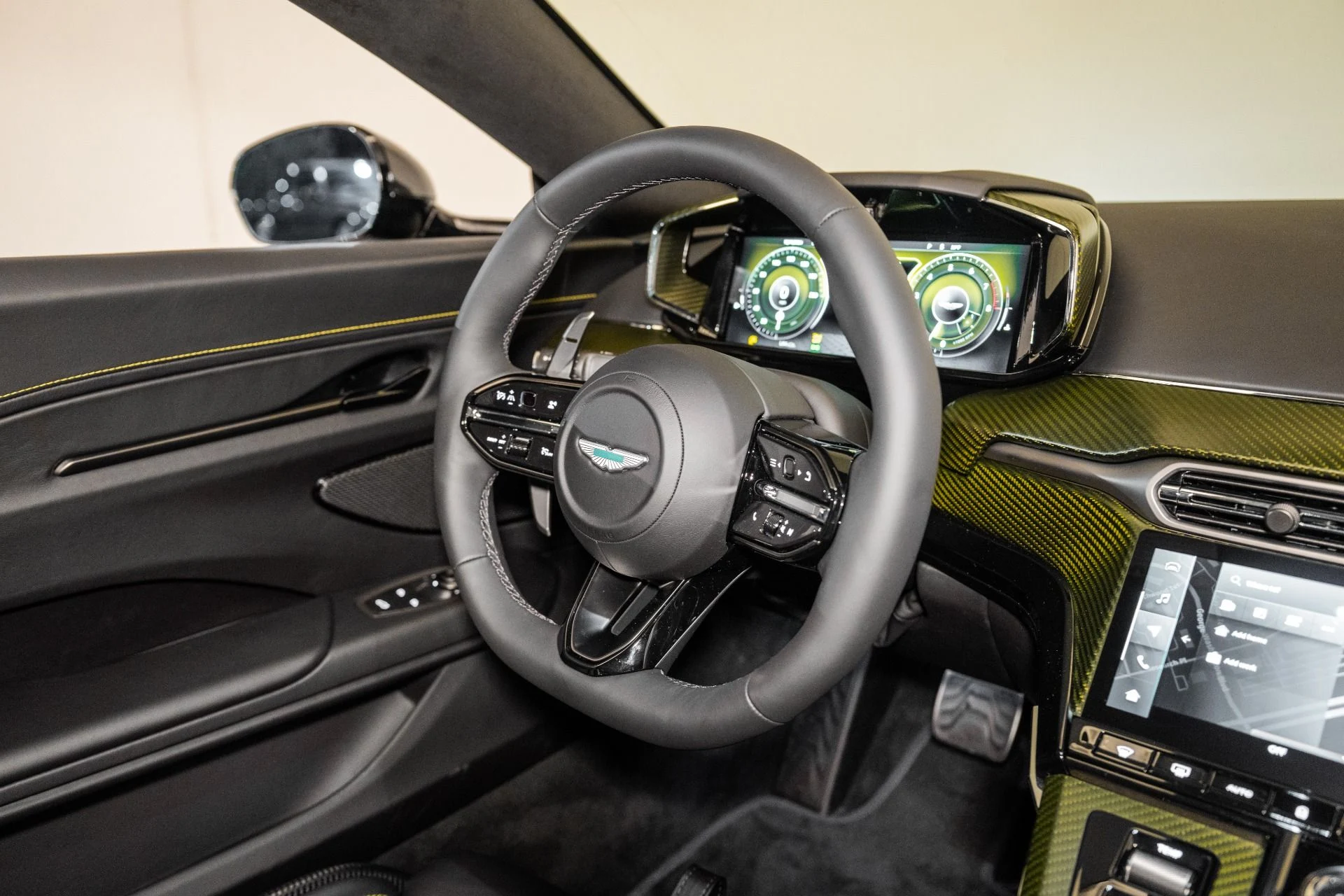 mph019_3580896648_Used_2025_Aston_Martin_Vantage_Coupe_1734713589_42068d3a8e