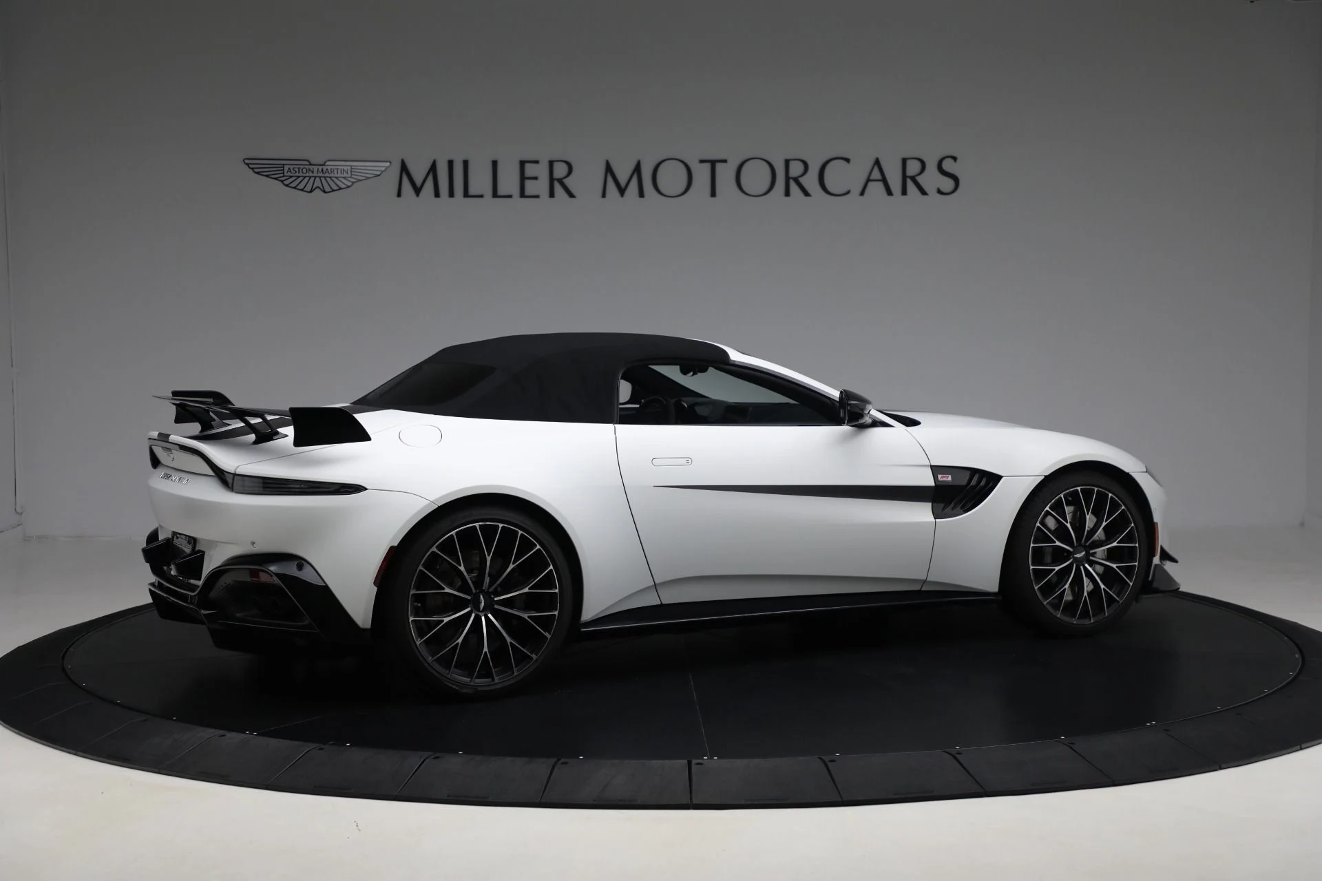 mph019_3615692193_Used_2022_Aston_Martin_Vantage_F1_Edition_1fb7b1b5a4