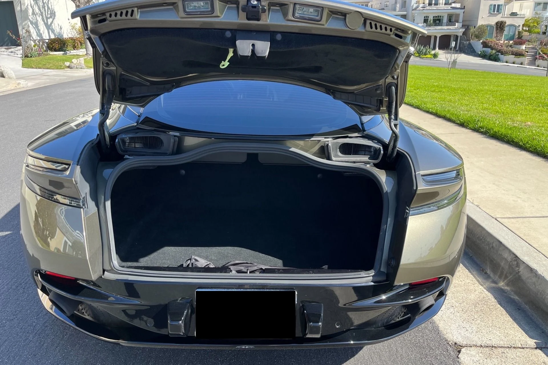 mph019_3618907561_Used_2018_Aston_Martin_DB_11_V8_1763145148_4198b1b692