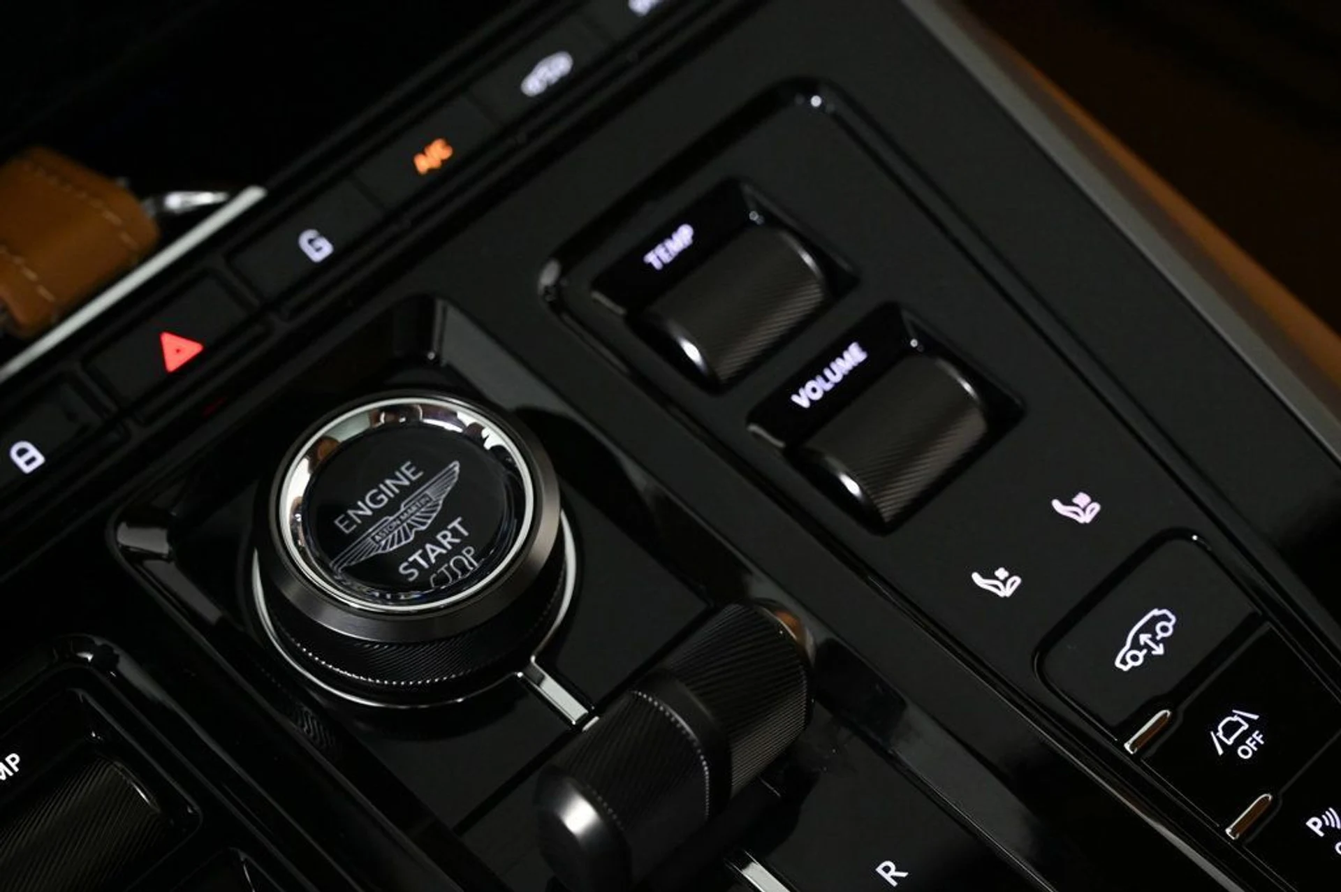 mph019_363801061_new_2026_aston_martin_dbx_707awd_11350_22969412_19_1024_2dbaebb2b7