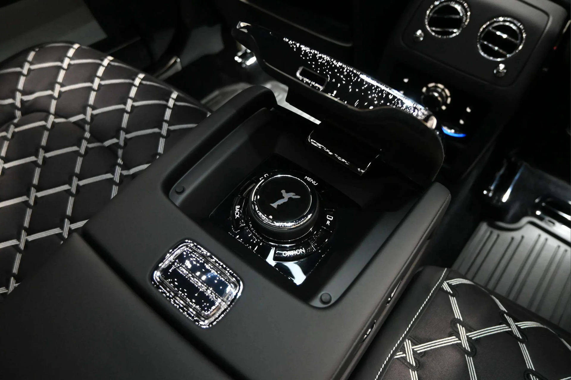 mph019_3650672609_9b51e0a4_d3e1_433b_a086_e50bba55f39b_202520_Rolls_Royce20_Ghost20282501629_18_2d3c849e79