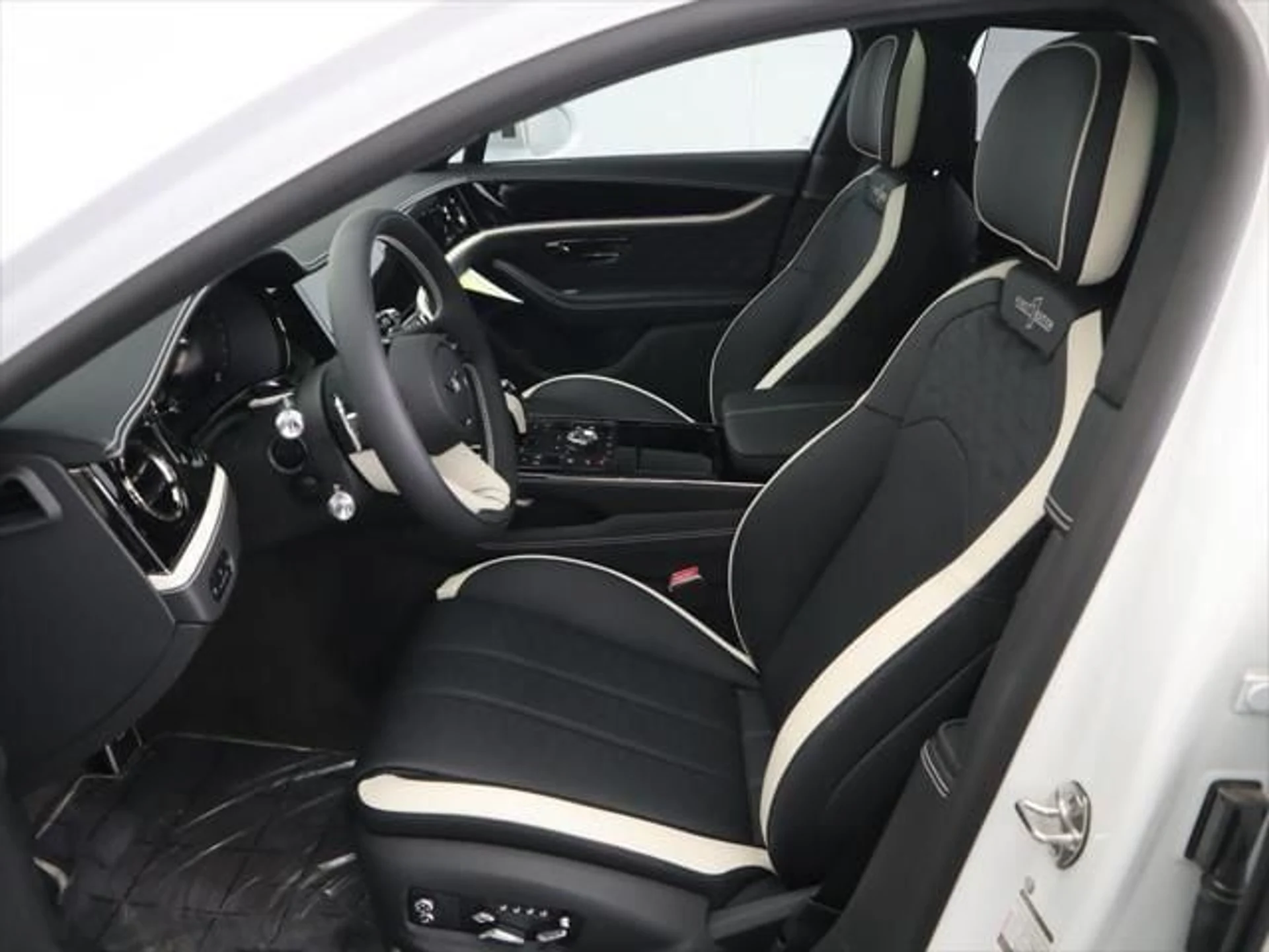 mph019_3651629072_used_2025_bentley_flying_spur_speedsedan_8119_22980031_20_640_d23c3d57f5