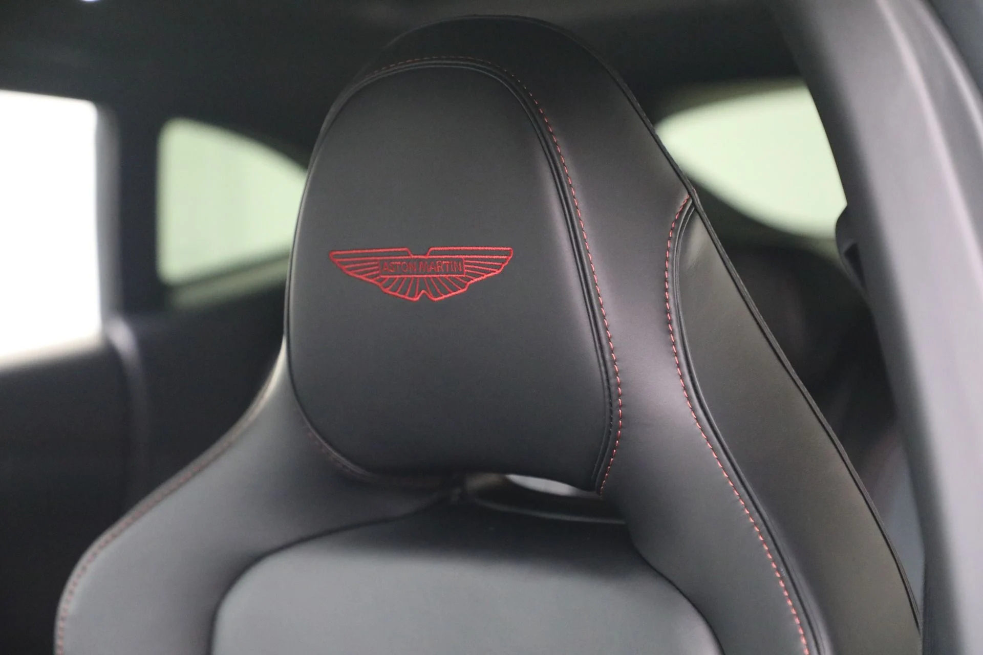 mph019_3651679381_New_2026_Aston_Martin_DBX_707_1768320849_ce3ac611c8