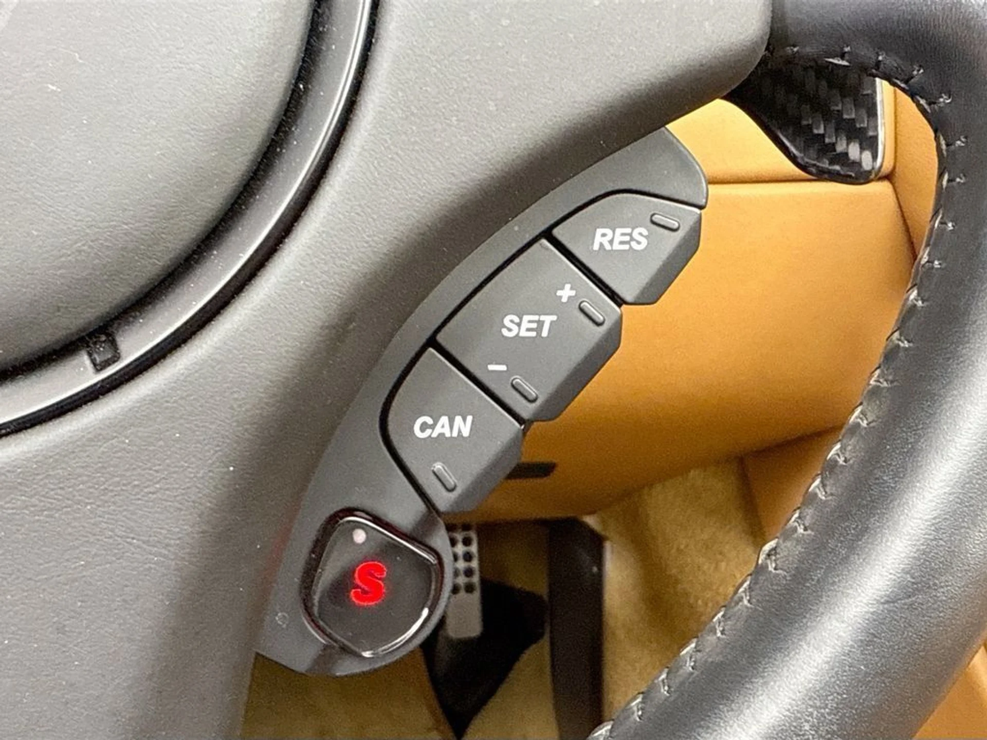 mph019_3665070721_used_2014_aston_martin_vanquish_2drvolante_8119_22995957_20_1024_1ae4868c6d