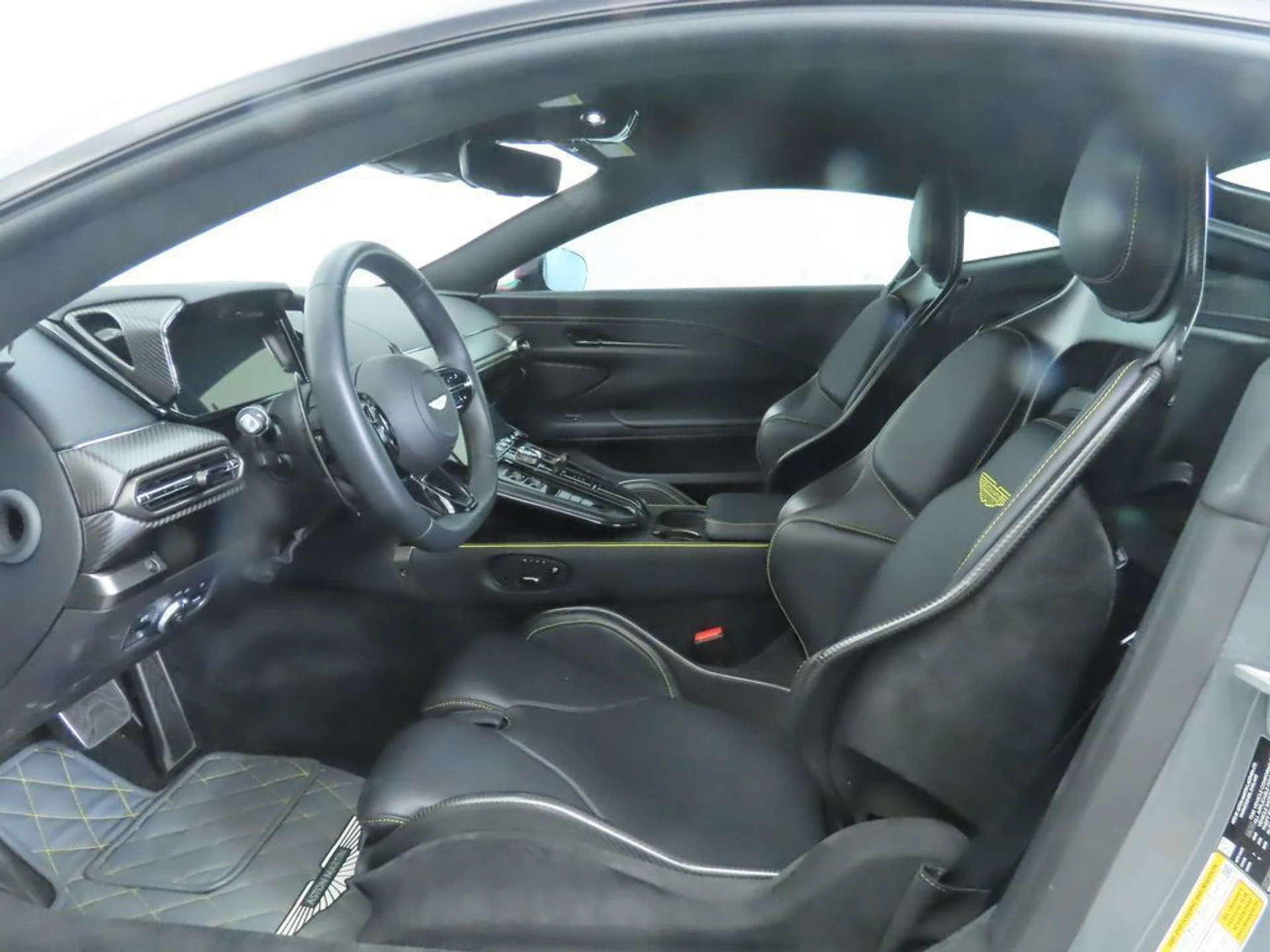 mph019_3679575316_used_2025_aston_martin_vantage_coupe_8119_22951526_20_1024_30ec3d6c8c