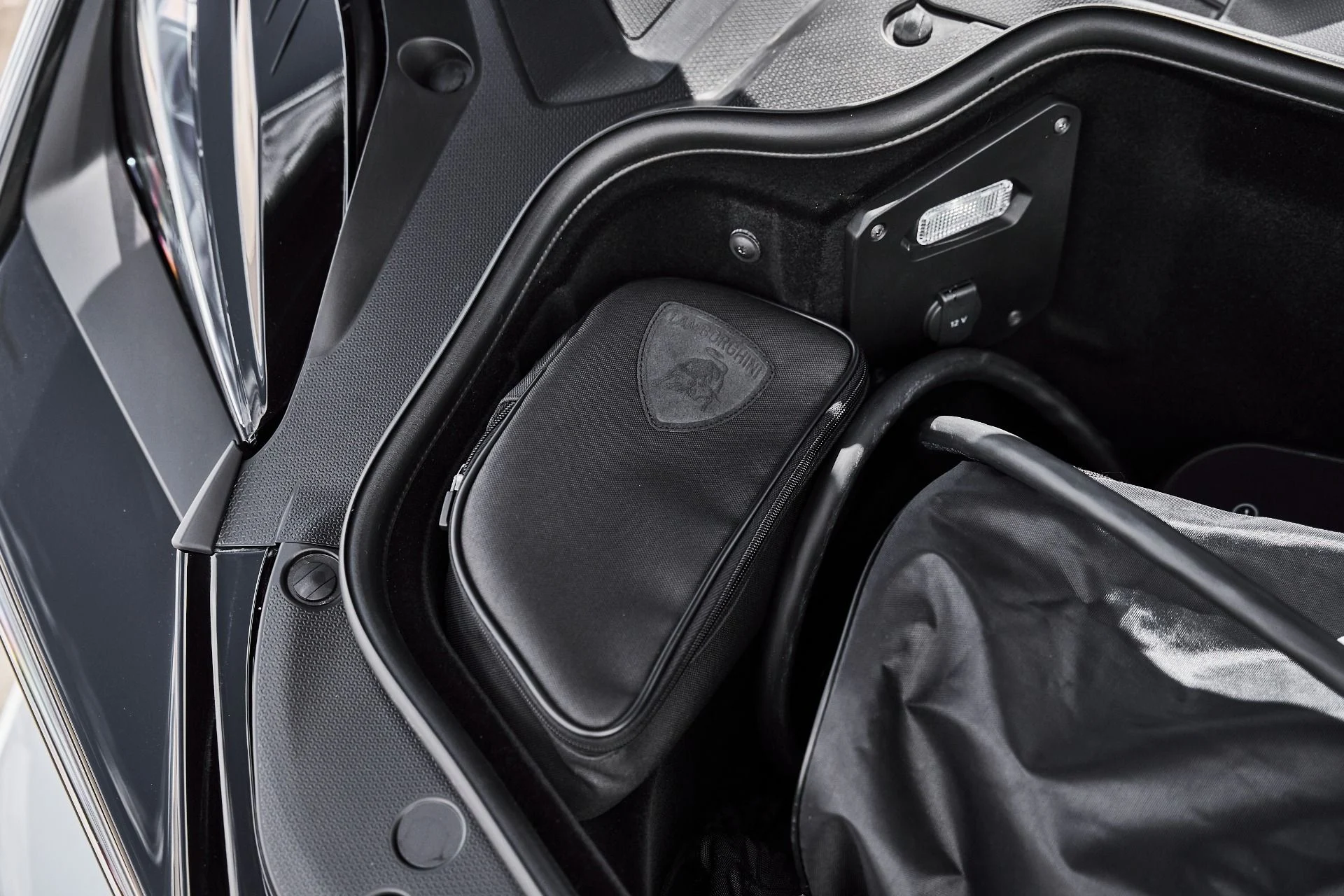 mph019_3694445370_Used_2026_Lamborghini_Revuelto_Base_1777078371_2b652fb80a