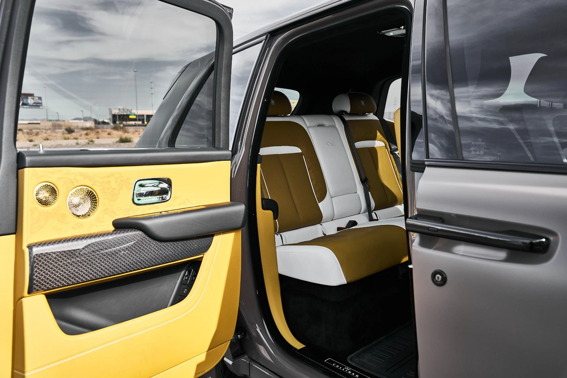 mph019_3736963567_Used_2026_Rolls_Royce_Cullinan_Black_Badge_1776555996_0bbf58d907