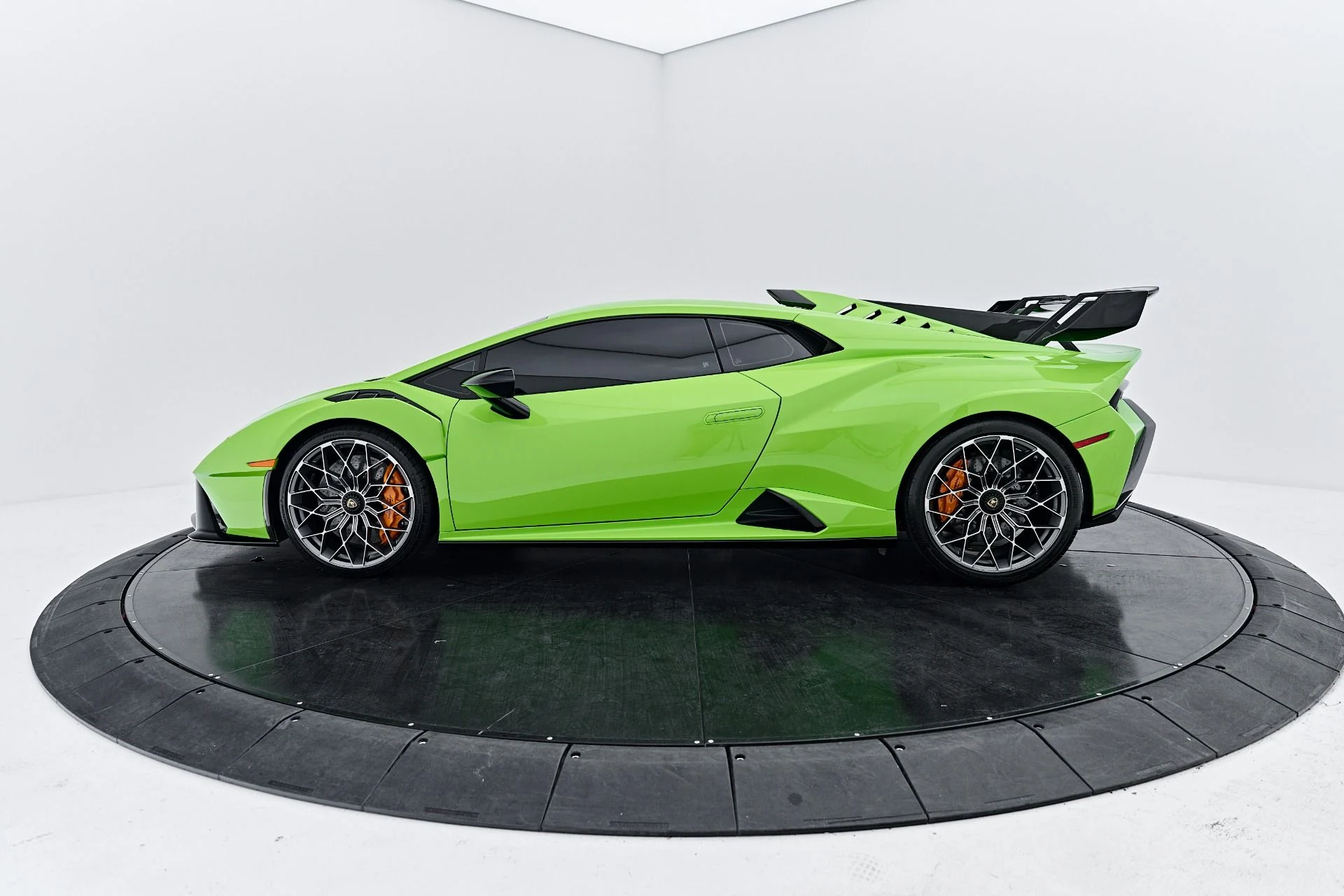 mph019_3741841138_Used_2024_Lamborghini_Huracan_STO_Base_1791998206_1eb2317150