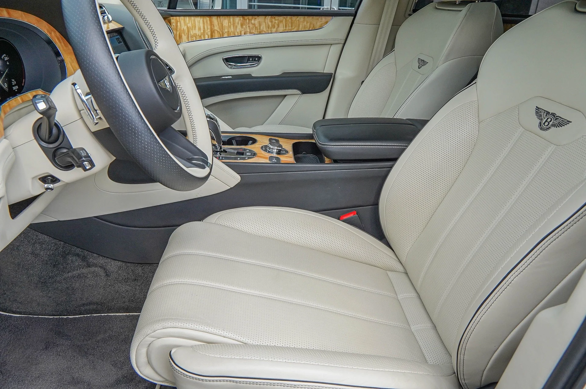 mph019_3751962350_Hi_Tech_Luxury_Imports_LLC_SJAAT_2_ZV_8_PC_018729_image_19_2488b54d8f