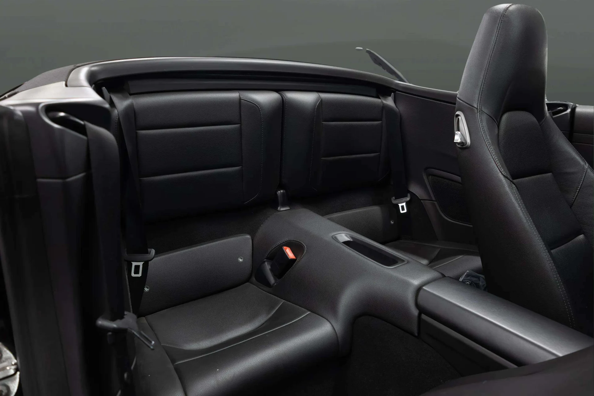 mph019_3755014112_cf2bea9b_043f_490e_a0af_ce03d7e7c939_2_19_Interior_201220_Porsche2091120_Carrera20_Cabriolet2028_WP_0_CA_2_A98_CS_14039029_17_3aa55090ab