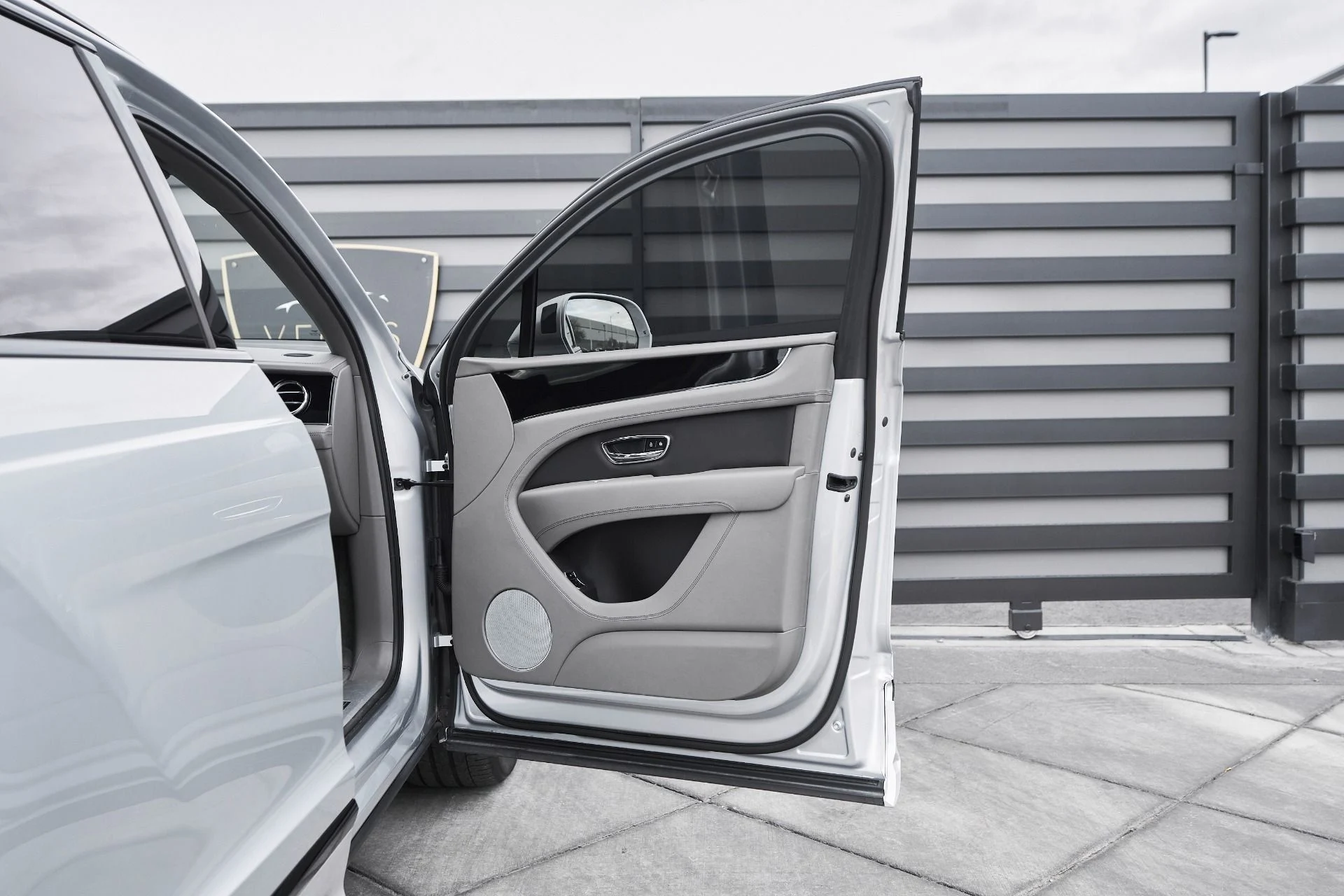 mph019_3759969996_Used_2023_Bentley_Bentayga_EWB_Azure_1763502492_4bcfae3d8f