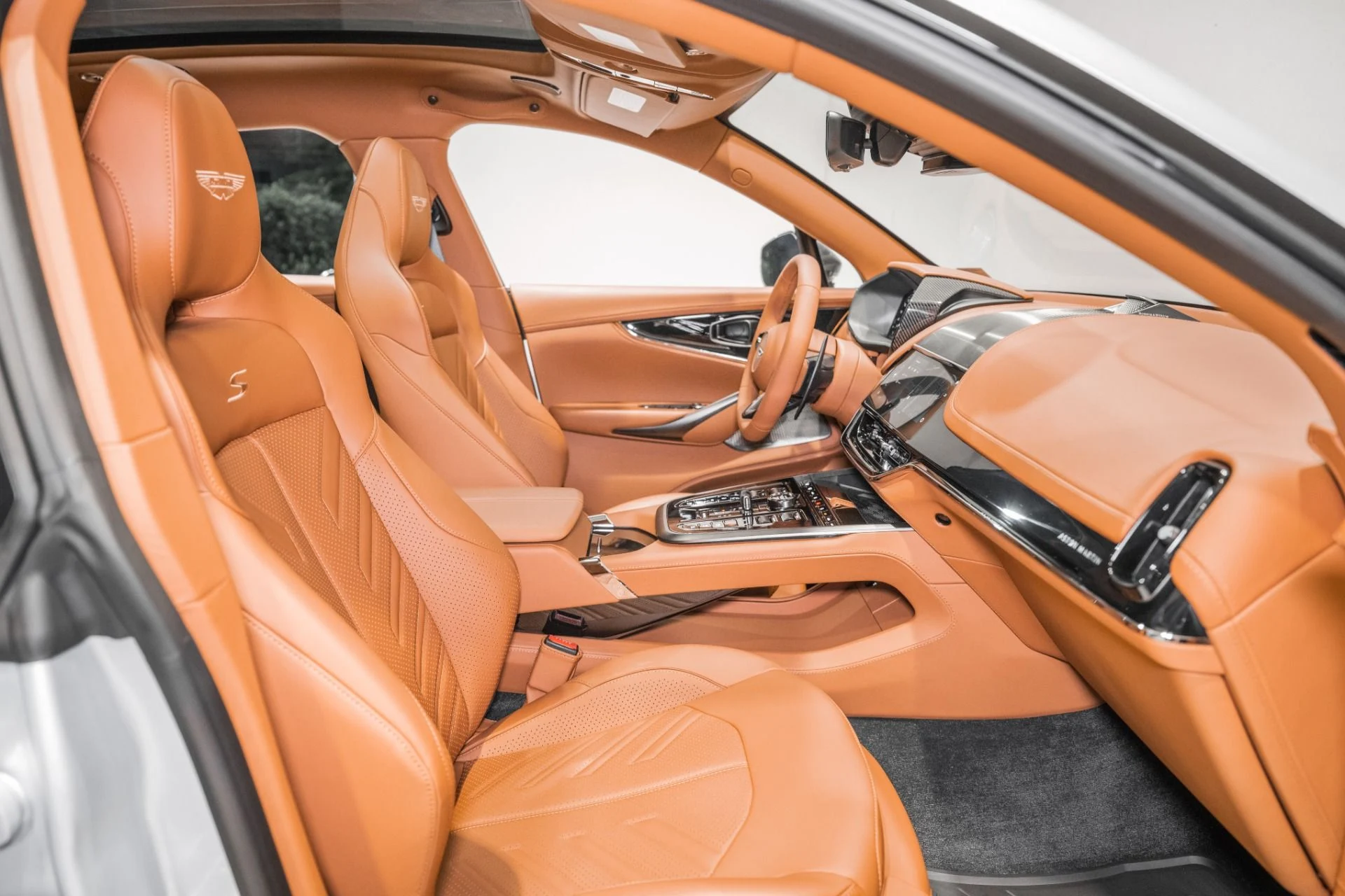 mph019_379056635_New_2026_Aston_Martin_DBX_S_1780937216_17ac364a36