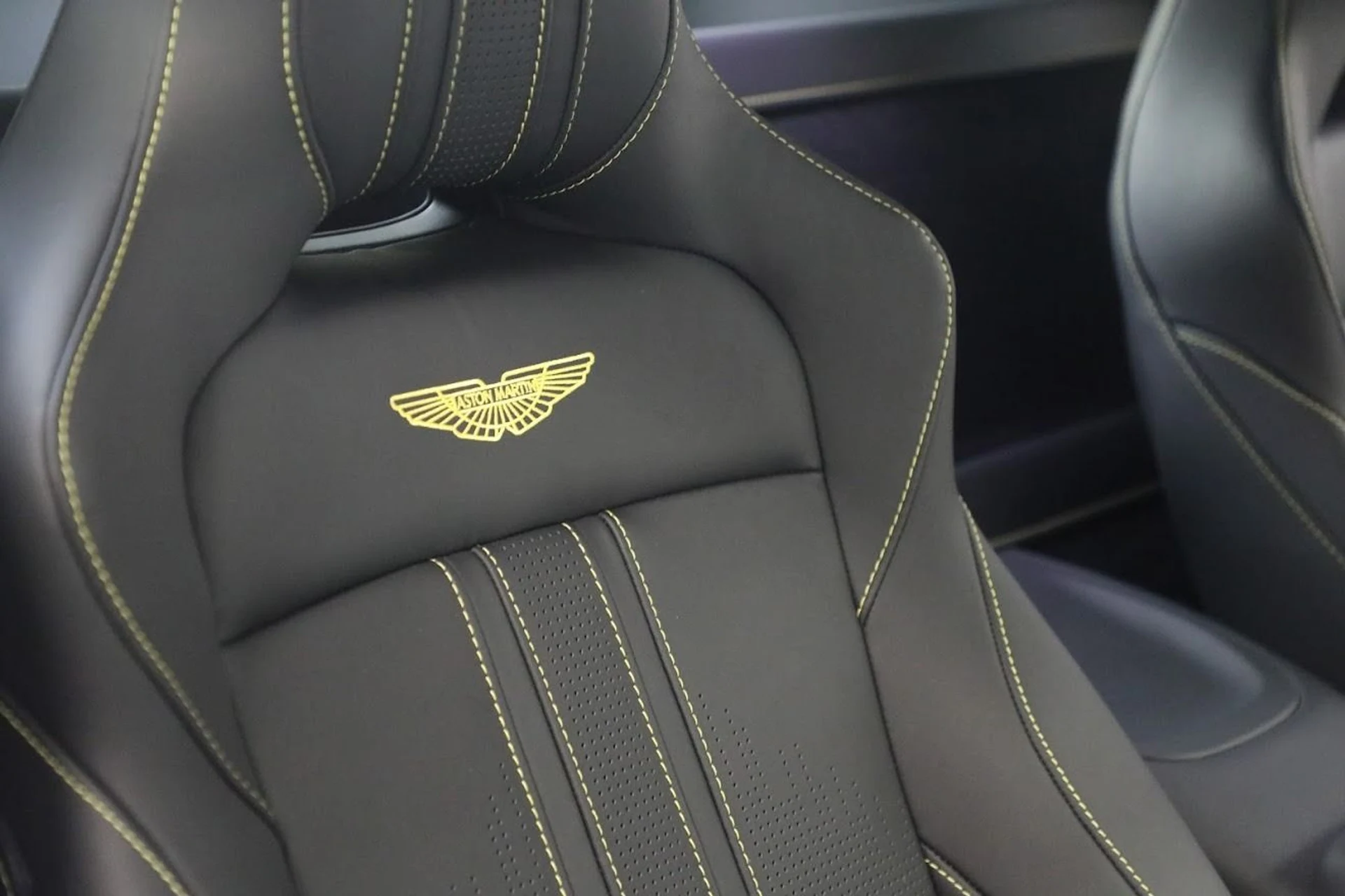 mph019_3804145040_Used_2023_Aston_Martin_Vantage_V8_f47d577730
