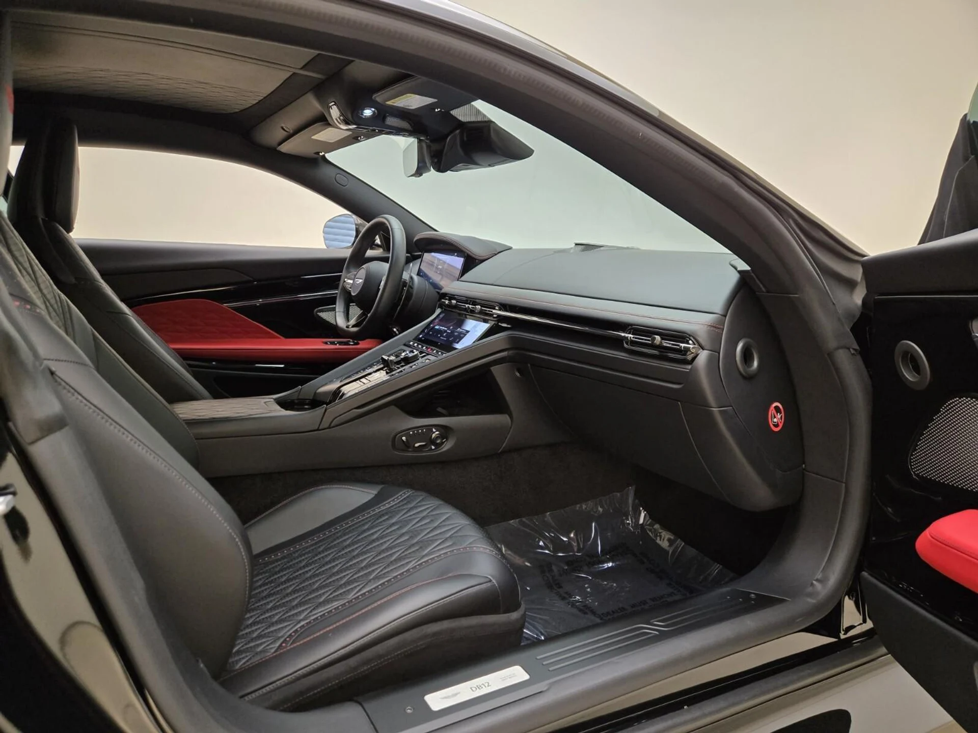 mph019_3816010240_Used_2024_Aston_Martin_DB_12_1753163971_5fa1e9a82e