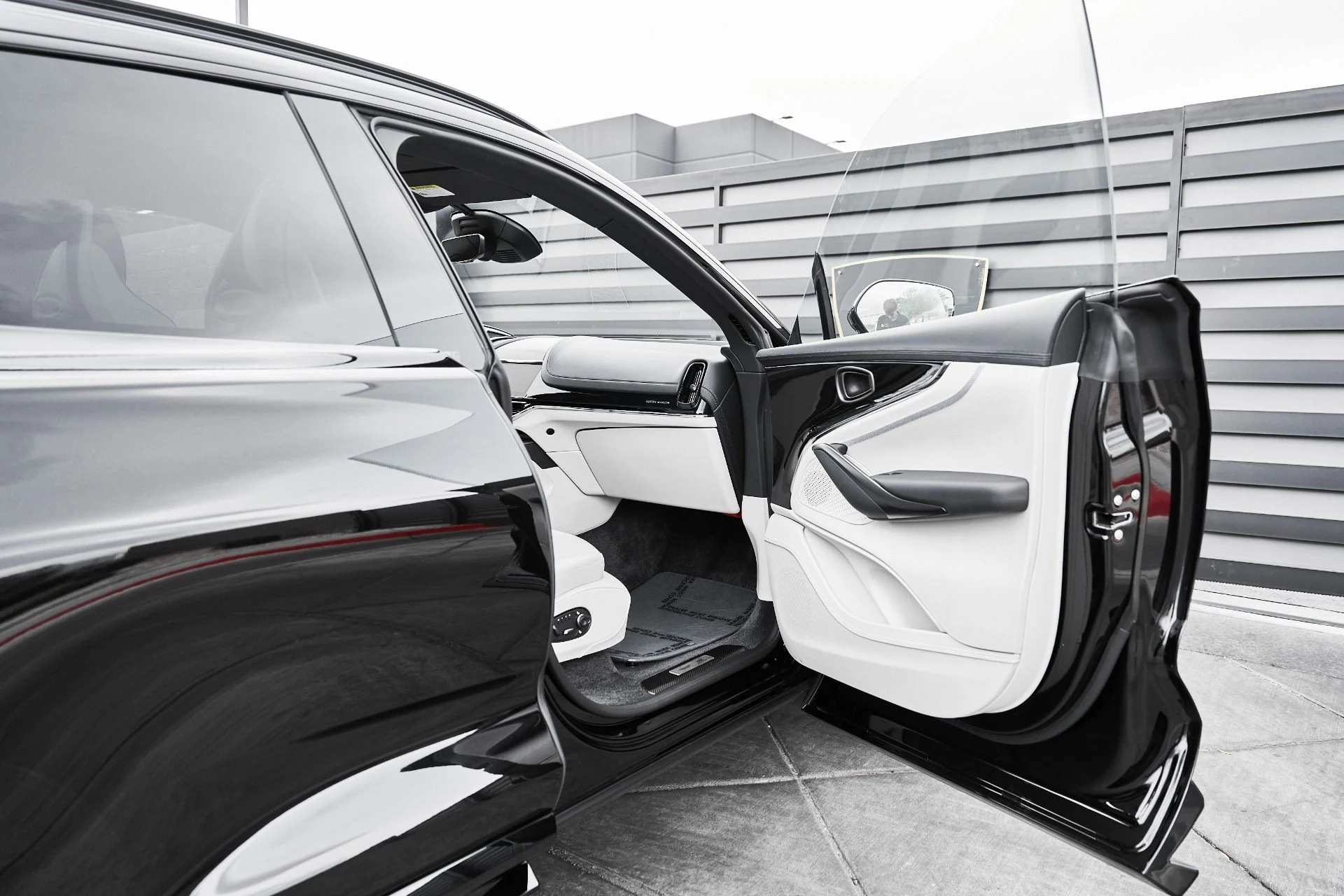 mph019_3860255713_Used_2025_Aston_Martin_DBX_707_1775007959_4792c29328