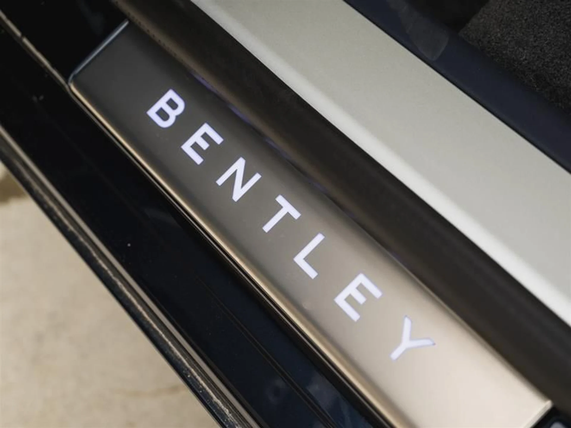 mph019_3865014239_uggheak5_69ab5ac887