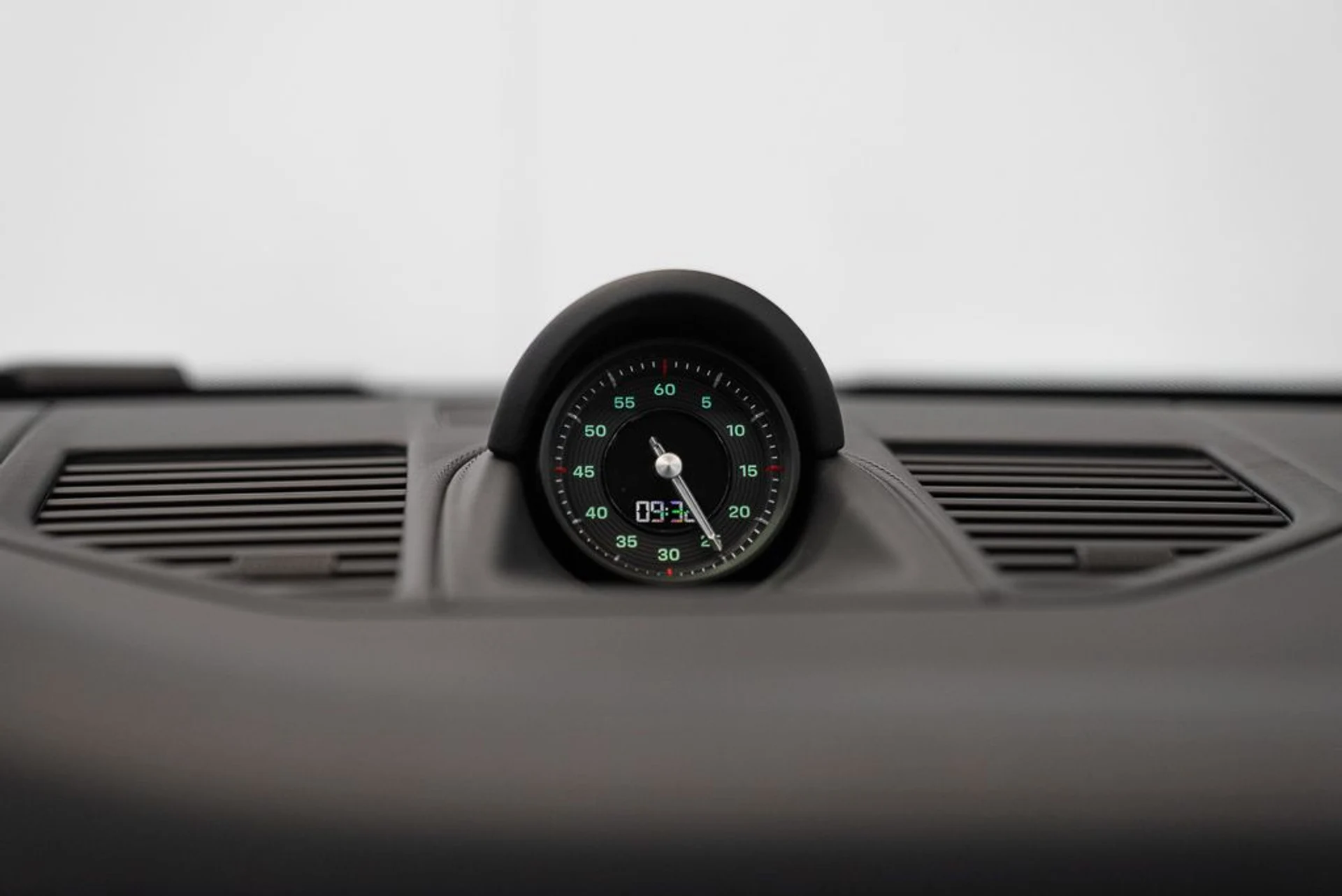 mph019_3869901675_porsche_911_2025_jpg_v_1774622497_78868d514f