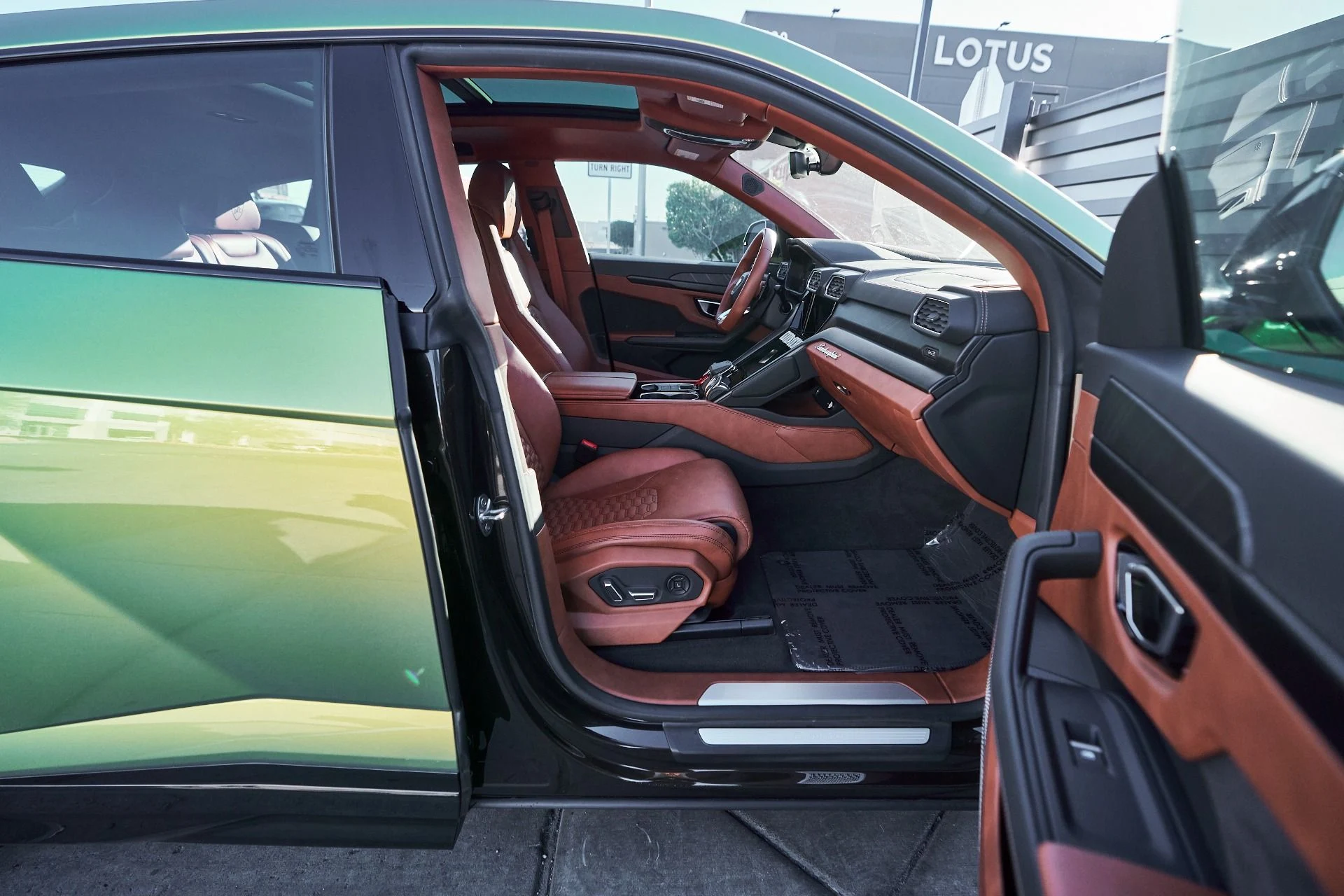 mph019_3880194716_Used_2022_Lamborghini_Urus_1764710427_4f2b197f8a