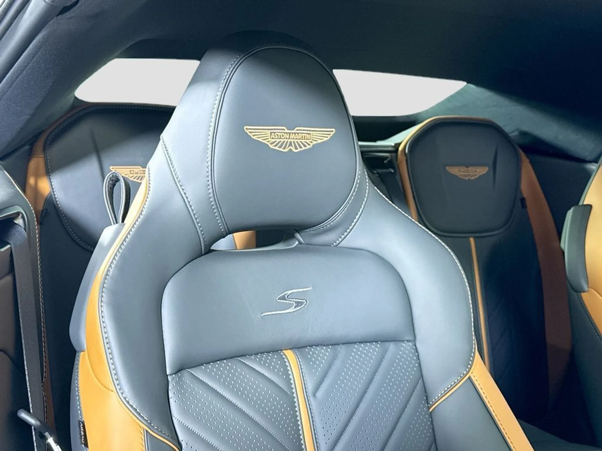 mph019_39211303_new_2026_aston_martin_db12_s_volante_11350_23037477_20_1024_d30a922814