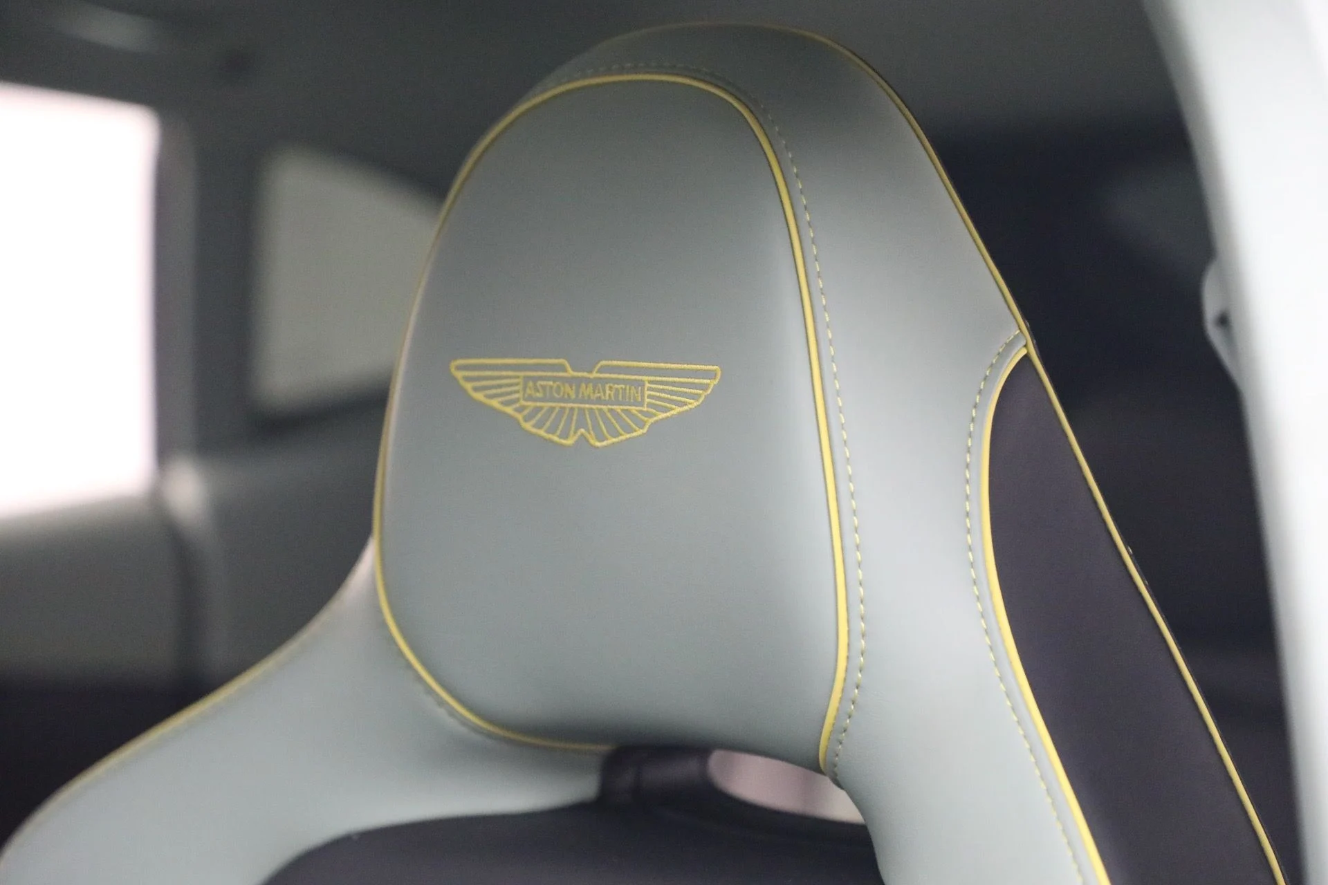 mph019_392358080_Used_2025_Aston_Martin_DBX_707_1782571135_1098110673