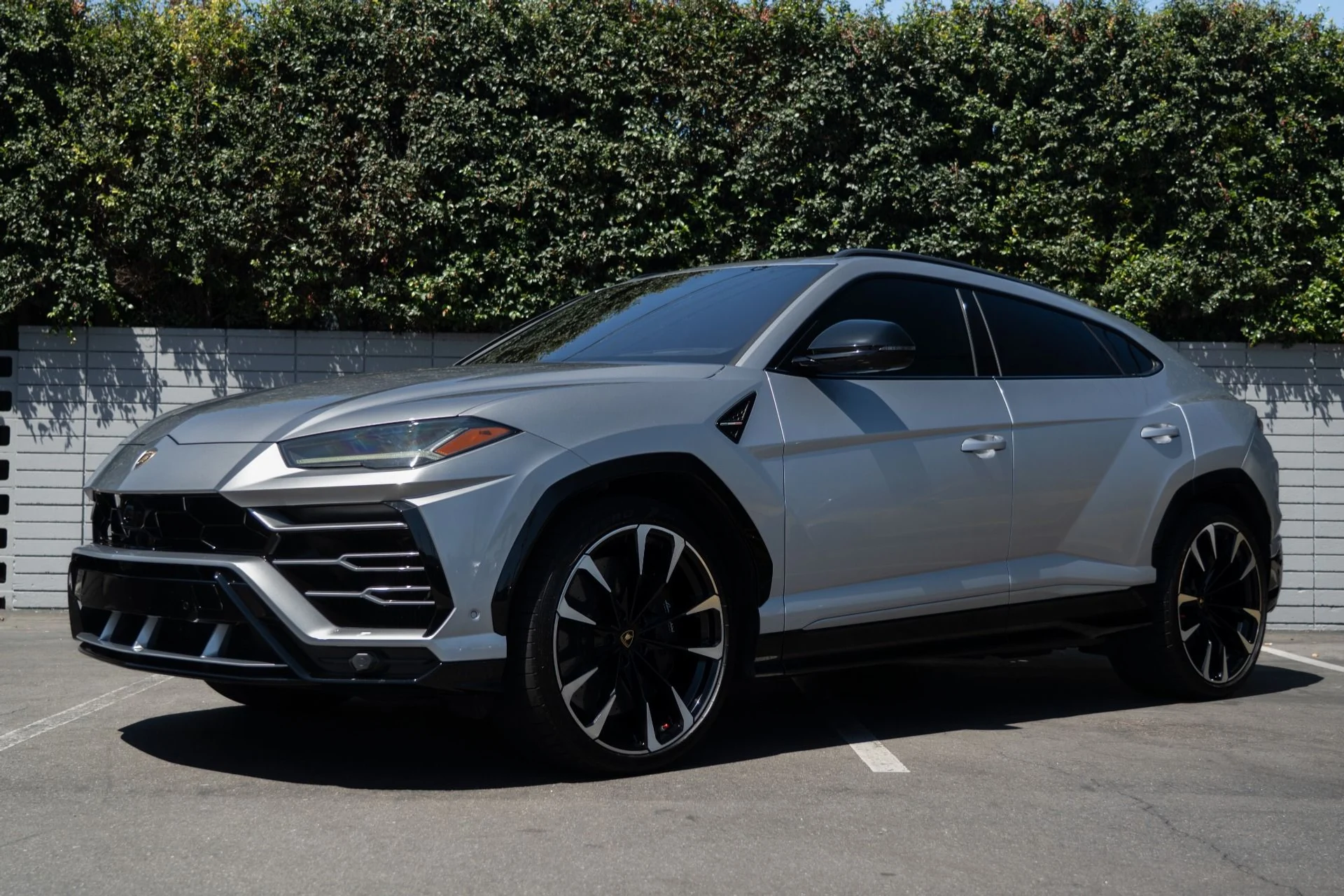 mph019_3941952000_Used_2019_Lamborghini_Urus_1755558842_2b50003b98