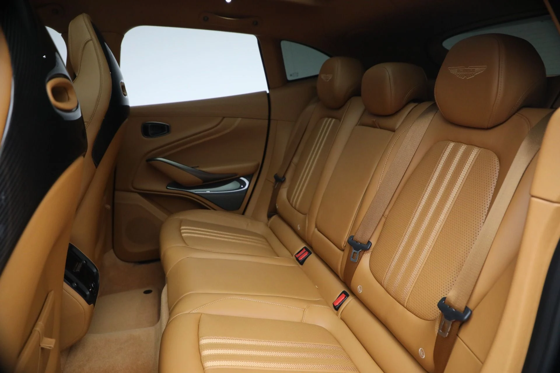 mph019_39850618_New_2026_Aston_Martin_DBX_707_1766528371_0b8fe9c1f7