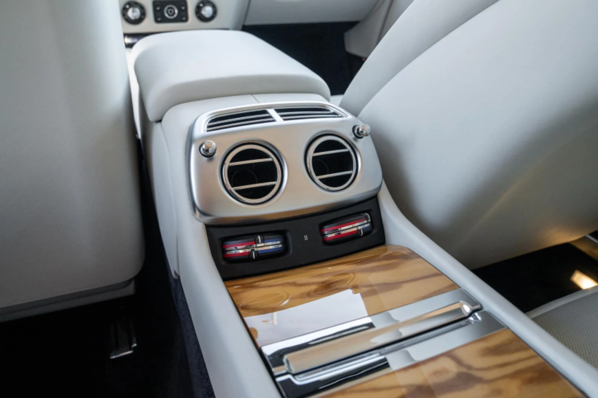 mph019_4016469463_Used_2016_Rolls_Royce_Dawn_2dr_Convertible_1769595364_6c7d707a46