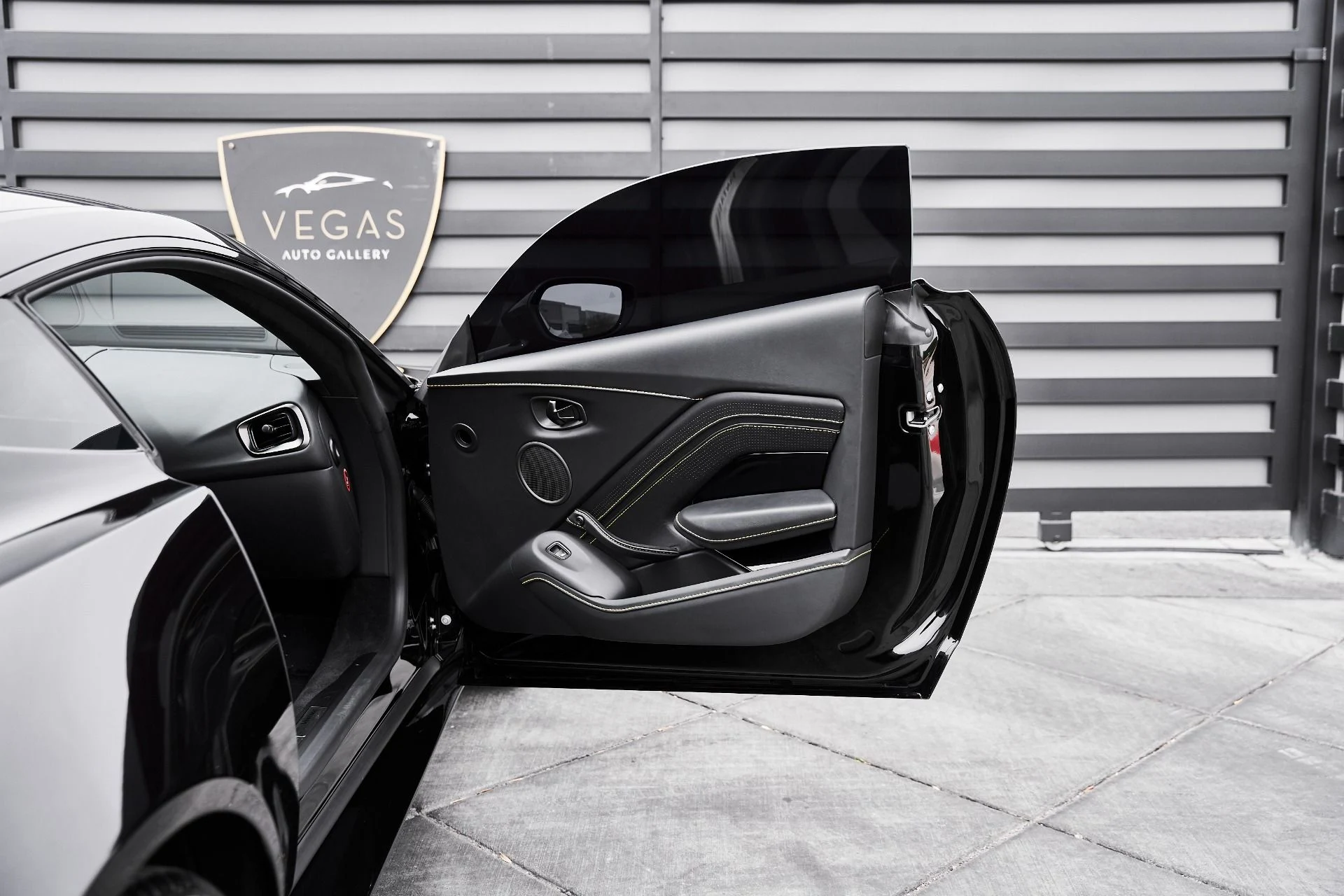 mph019_4057035210_Used_2023_Aston_Martin_Vantage_1775333313_8770af879f