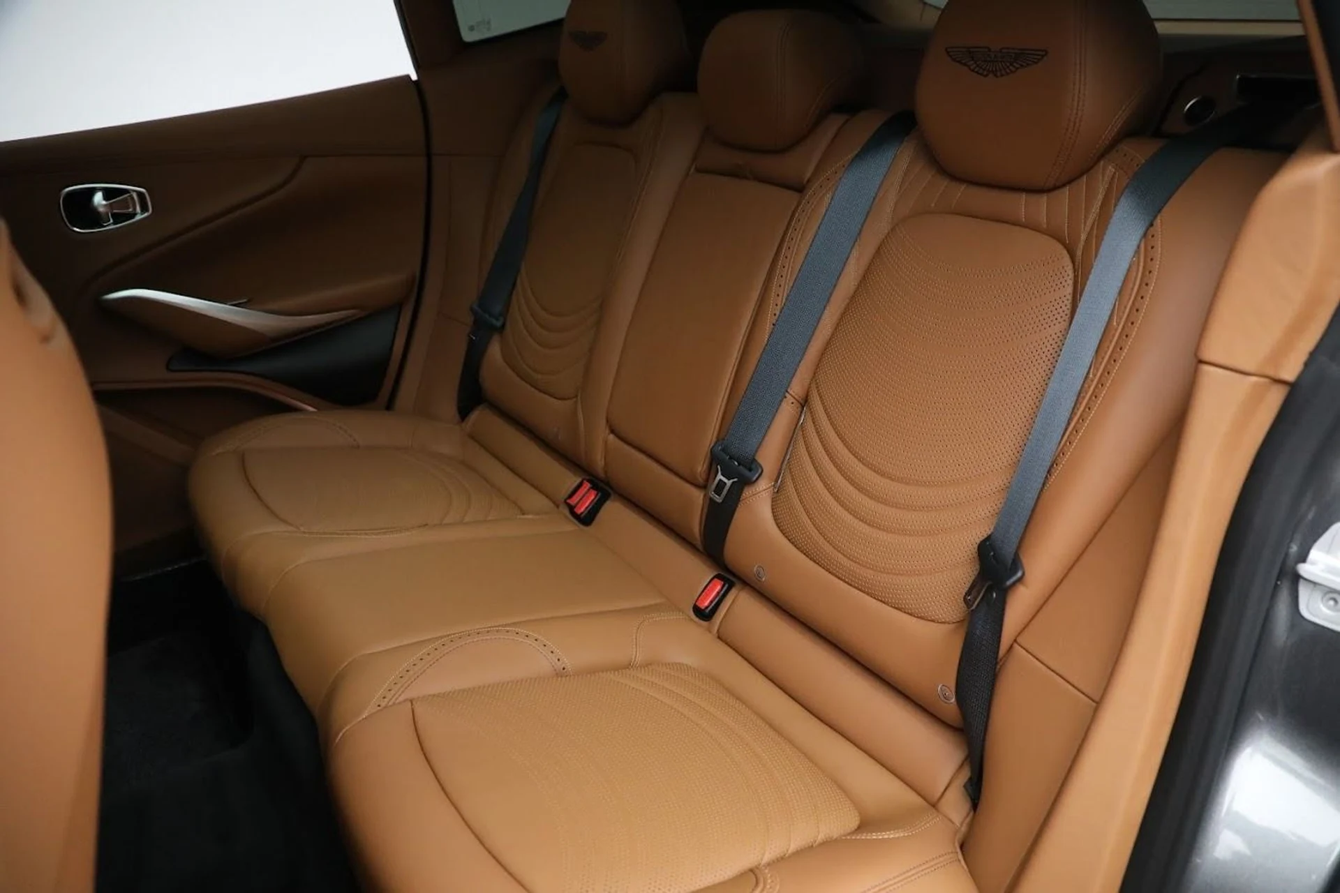 mph019_4074266975_Used_2024_Aston_Martin_DBX_1712693701_dd7c3d665b