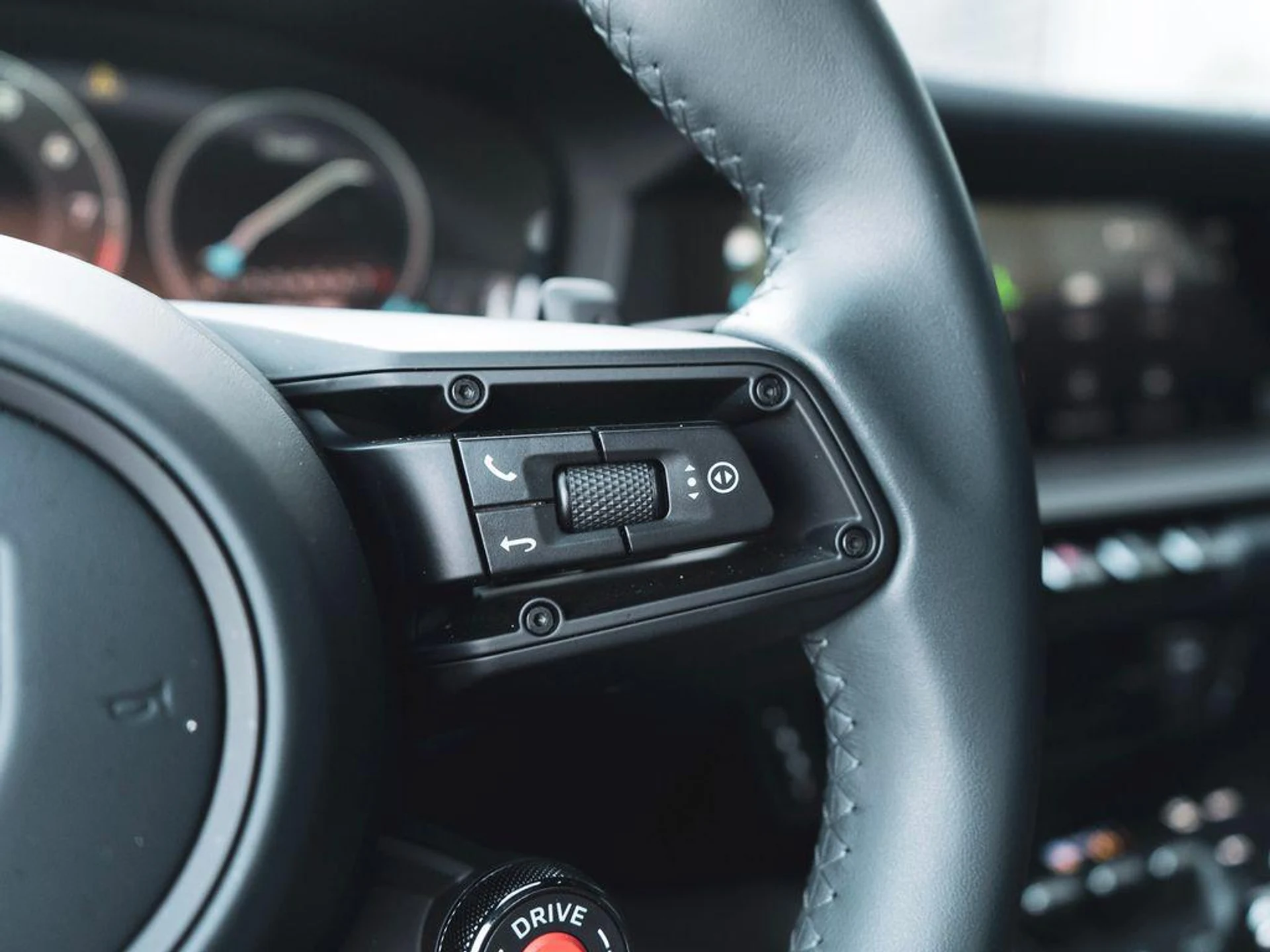 mph019_4076161303_5wg9_U9p_u_QWG_Zyg_S21_L_Ss_W_Bk_M_Wg_57613c47b7