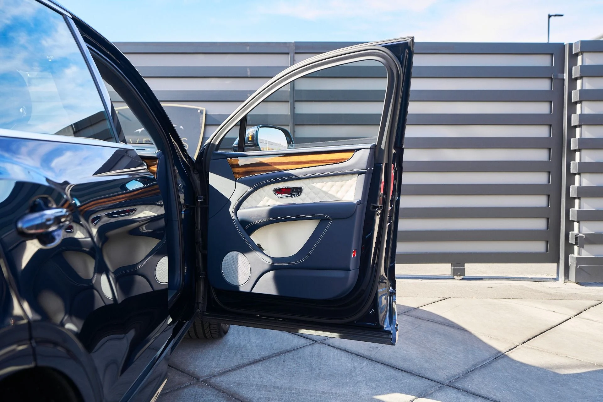 mph019_408561152_Used_2021_Bentley_Bentayga_V8_1764208977_2bc80978f8