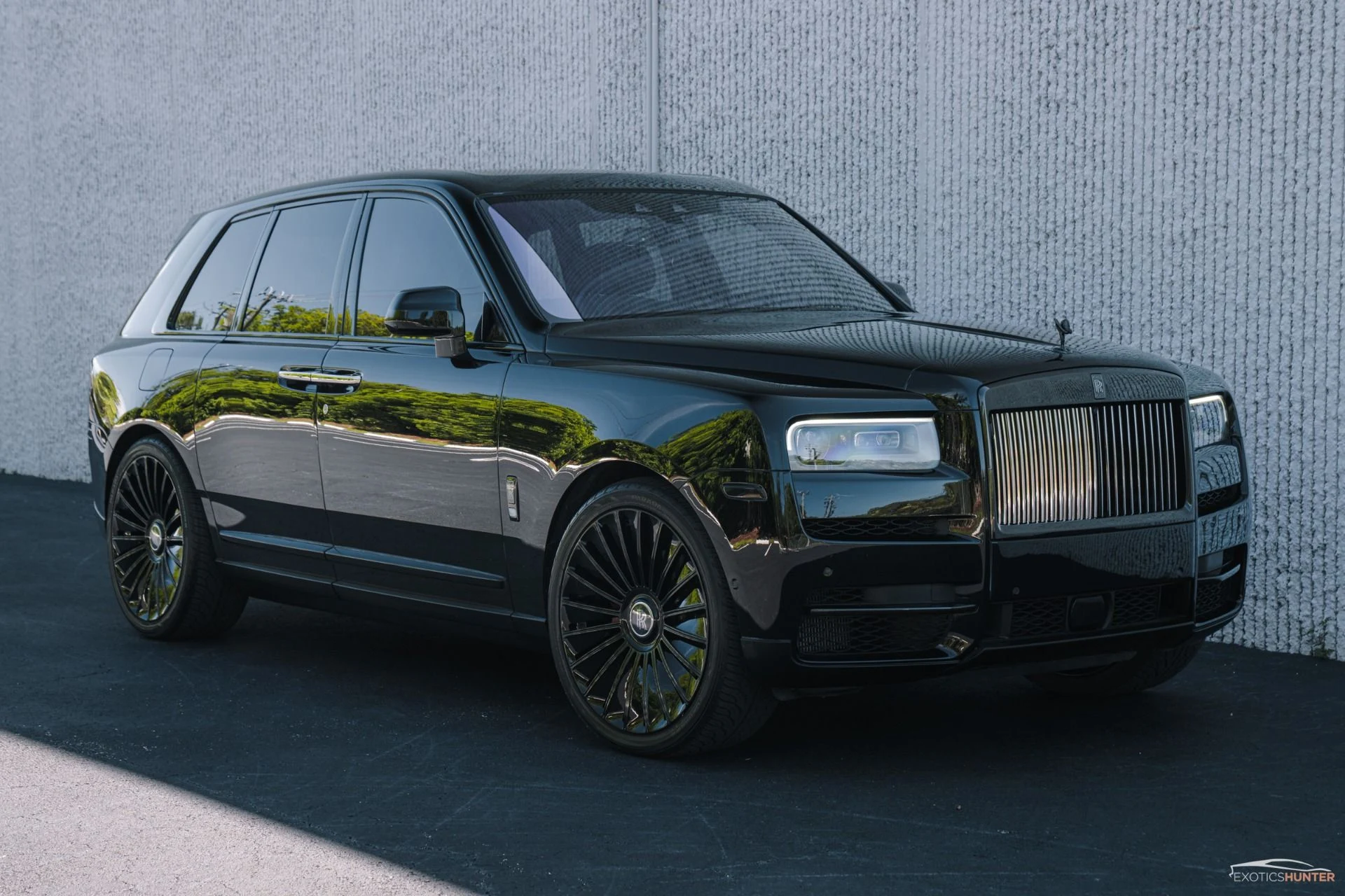 mph019_4097054565_Used_2020_Rolls_Royce_Black_Badge_Cullinan_w_Starlight_Rear_Picnic_Seating_on_Forged_Wheels_1756241071_aeeacb310d