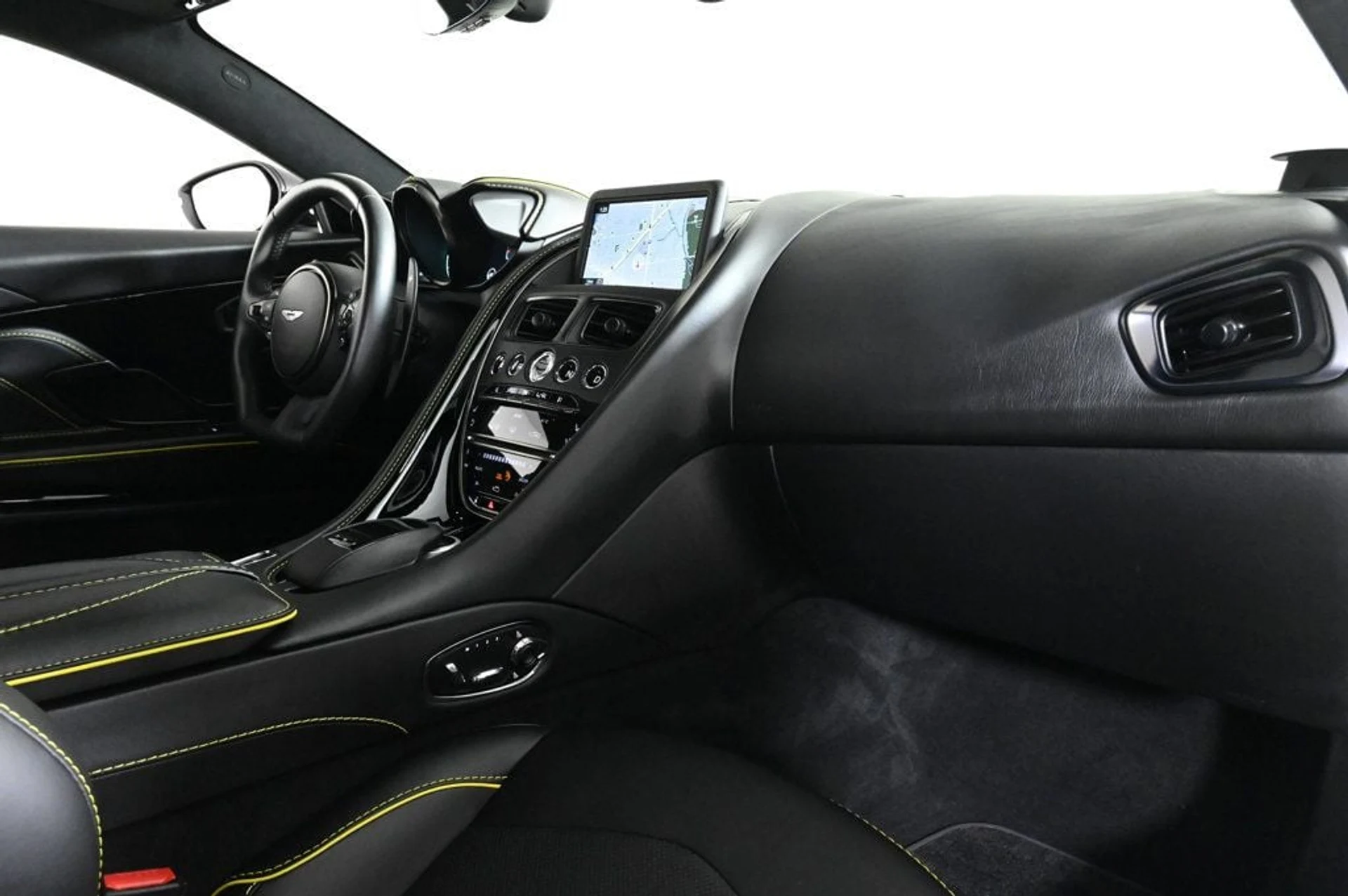 mph019_4125392051_used_2021_aston_martin_dbs_superleggera_11350_22941074_19_1024_b8b2105014