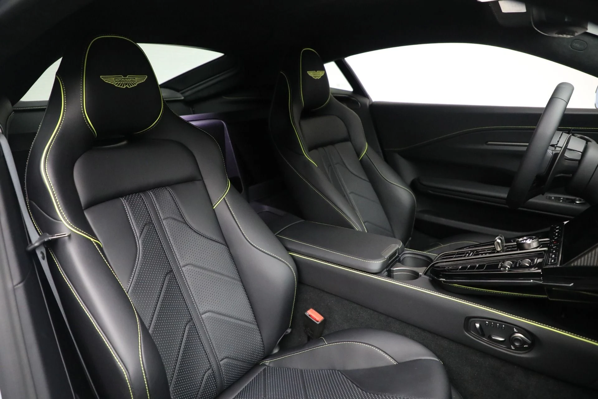 mph019_4129540088_New_2026_Aston_Martin_Vantage_558876e047