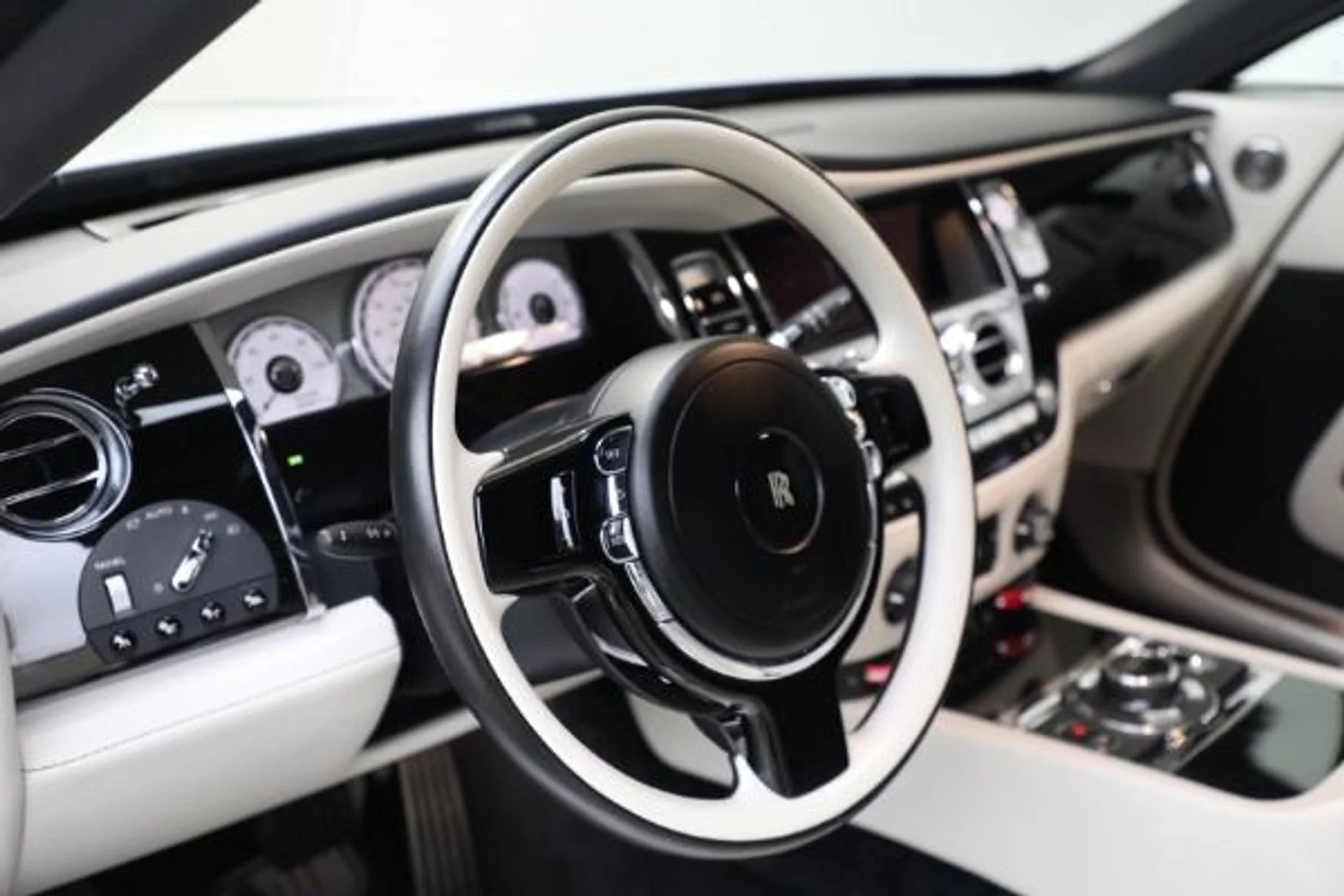 mph019_4137474208_Used_2019_Rolls_Royce_Dawn_9722c73c2e