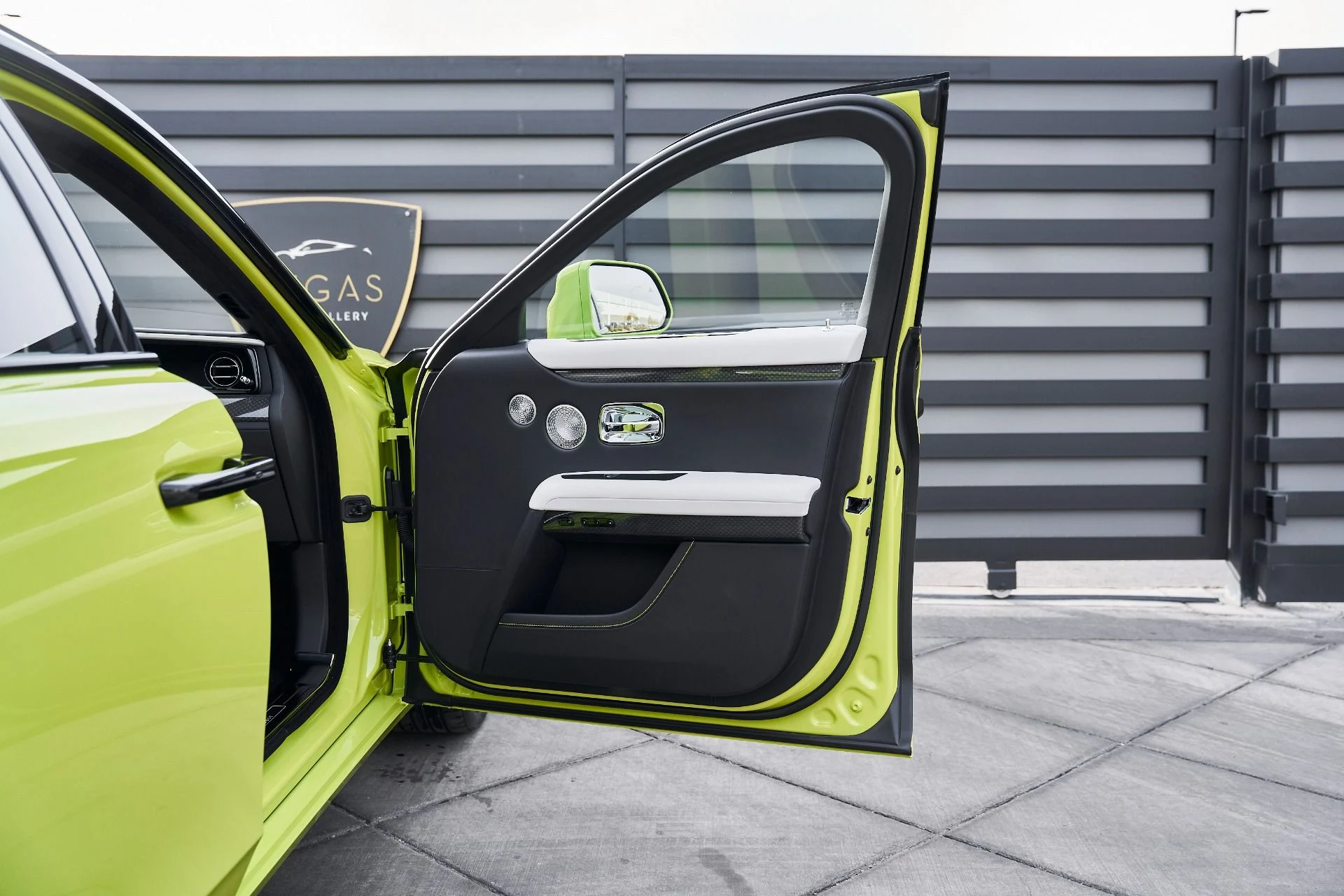 mph019_4188507454_Used_2025_Rolls_Royce_Ghost_Black_Badge_1769049484_f041197418